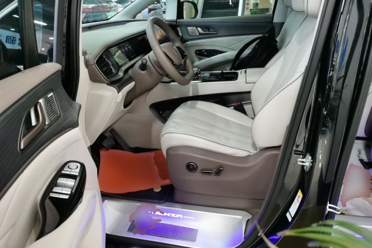 Used Denza D9 2022 DM-i 970 Four-Wheel Drive Flagship Model
