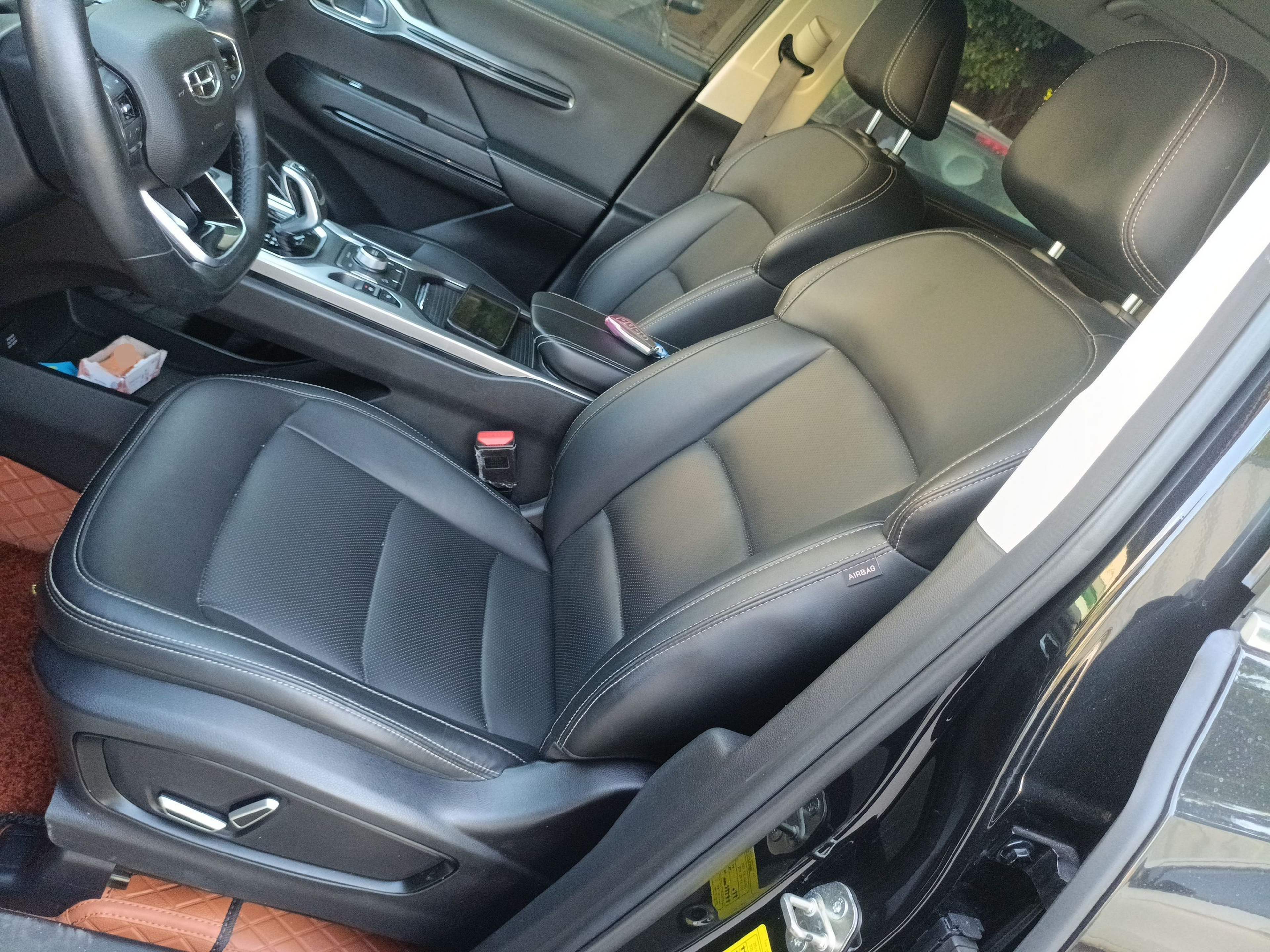 المقاعد الأمامية داخل السيارة