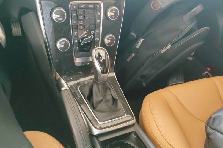 Used Volvo V40 2017 T3 Zhiyi Edition
