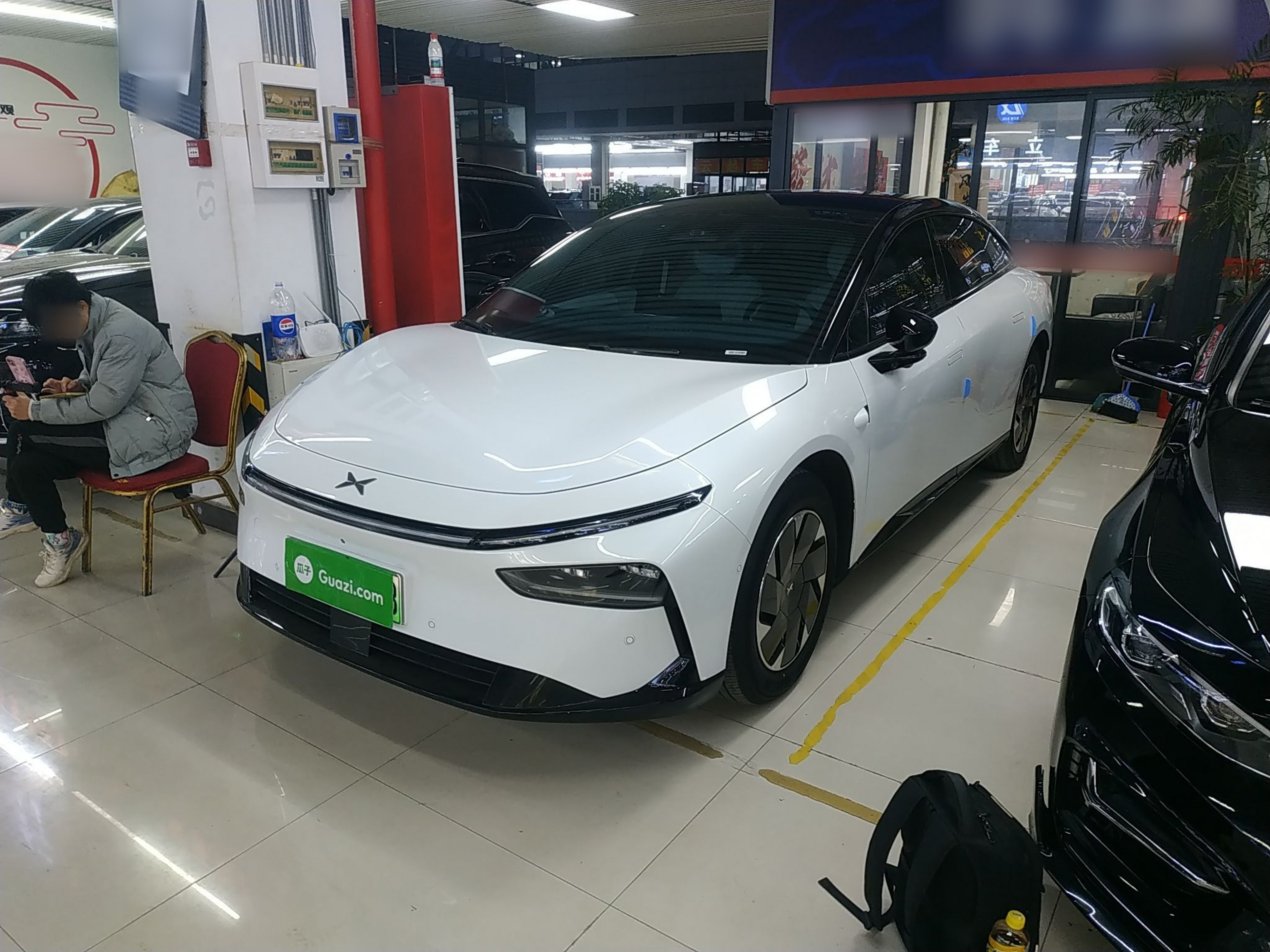 Под передней частью автомобиля