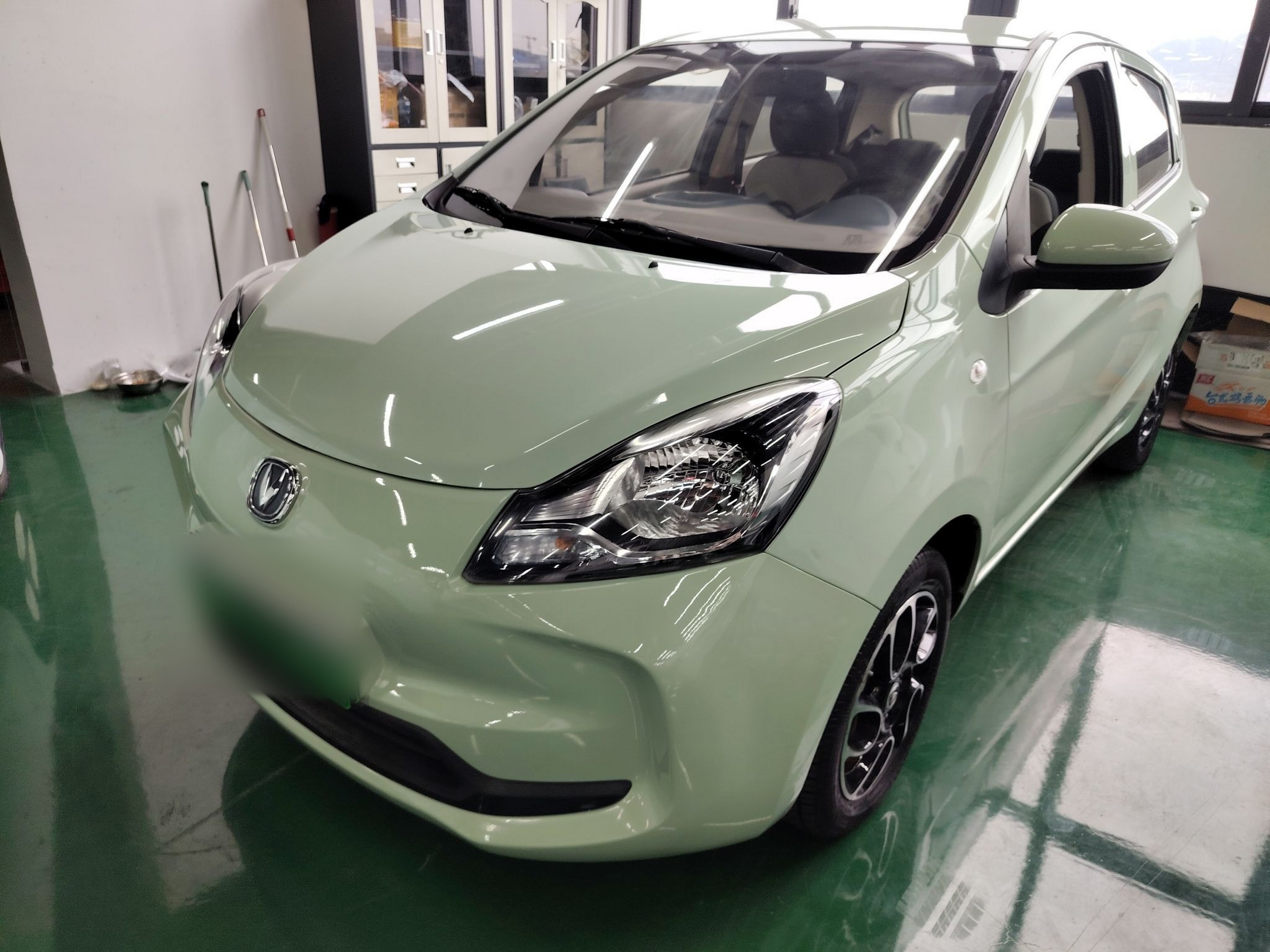 Под передней частью автомобиля