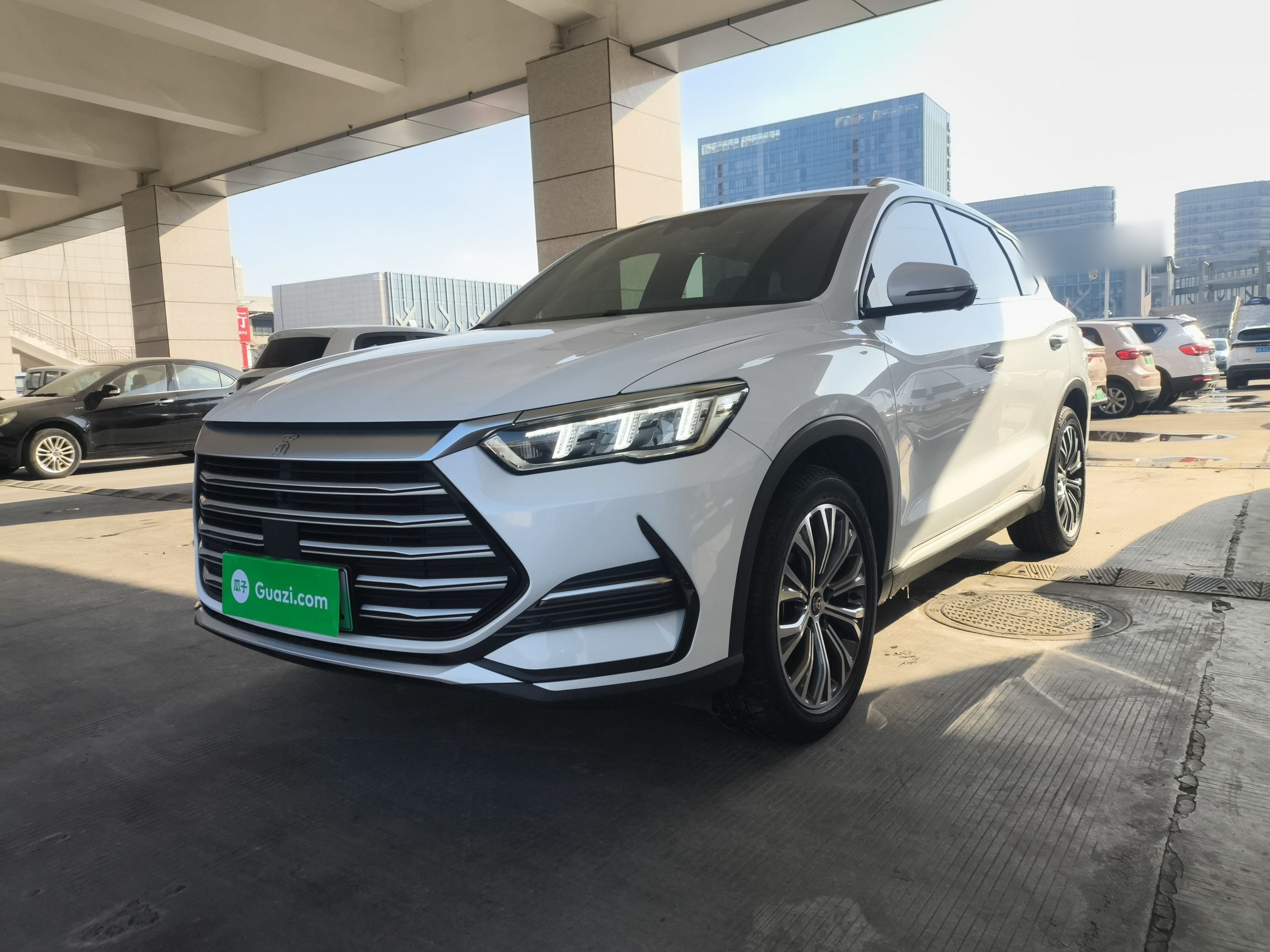 Под передней частью автомобиля