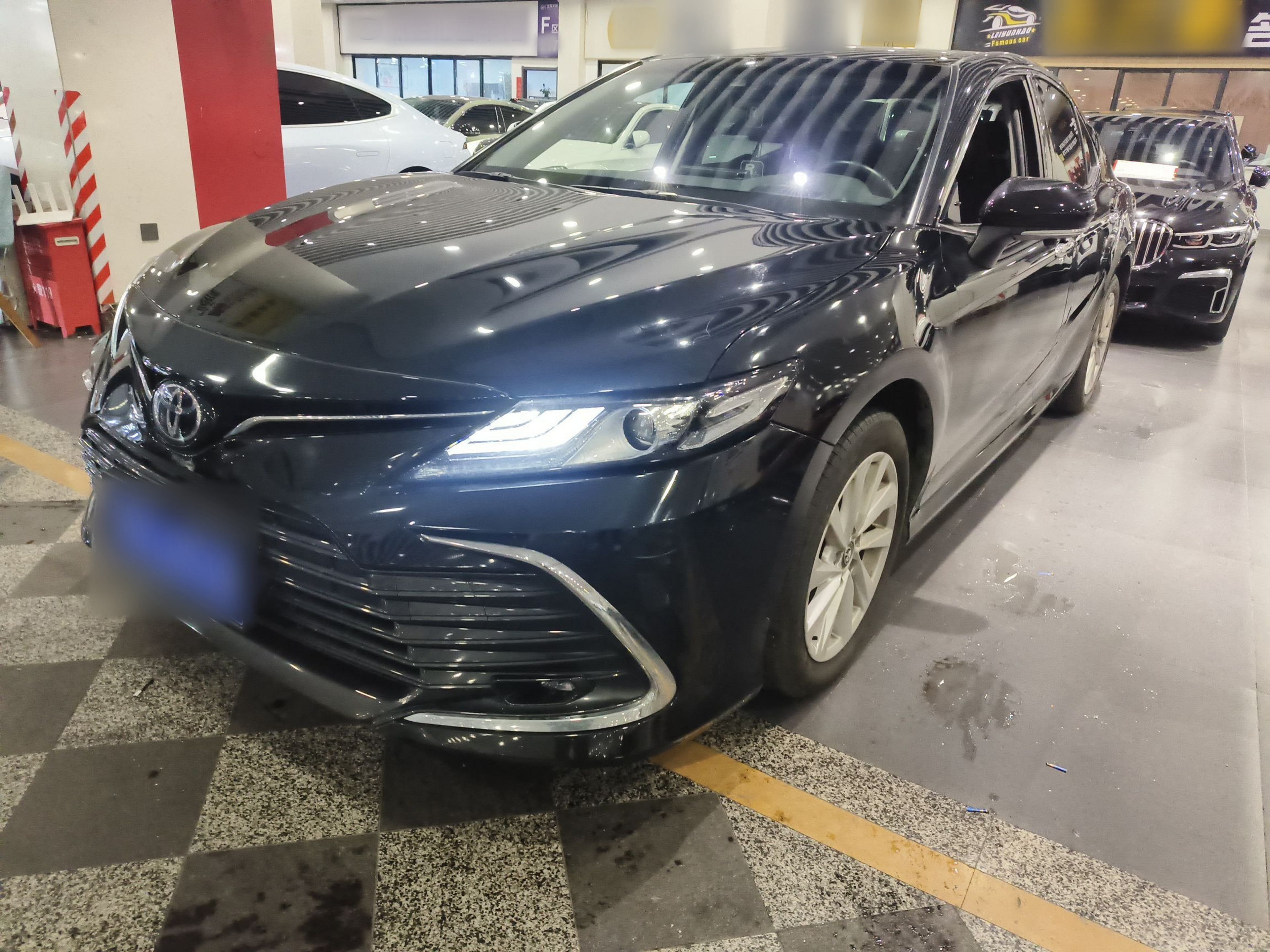 تحت مقدمة السيارة