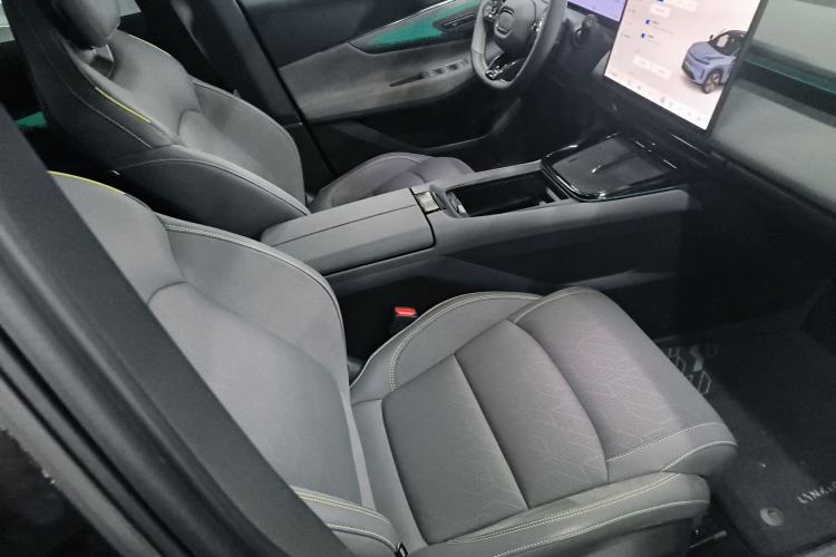 Used Lynk & Co 08 EM-P 2025 220 km All-Wheel-Drive Performance Halo
