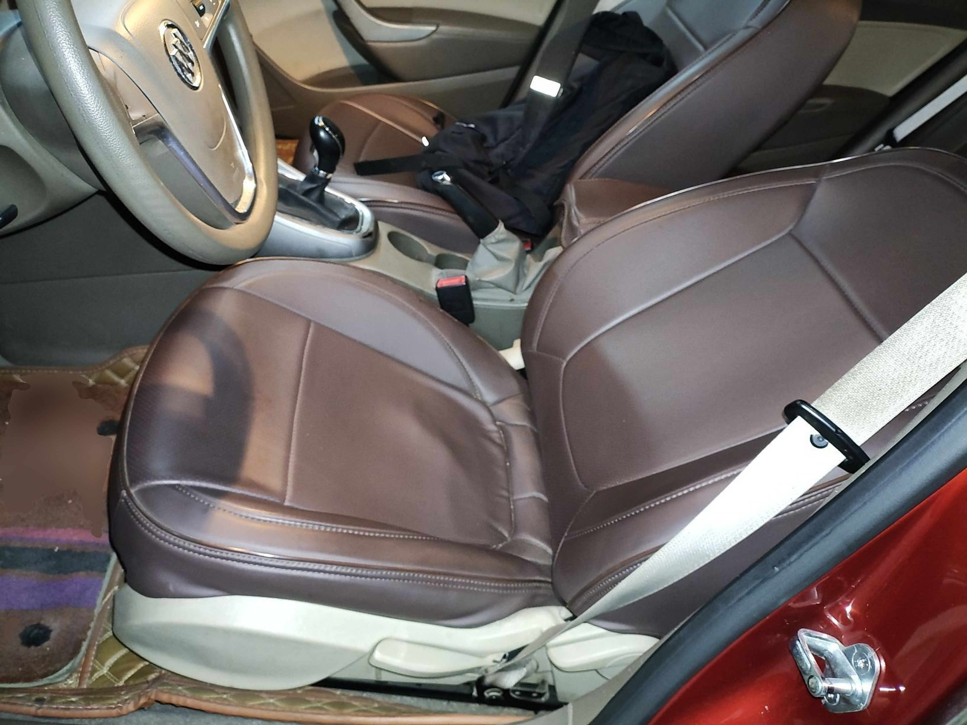 Переднее сиденье в автомобиле