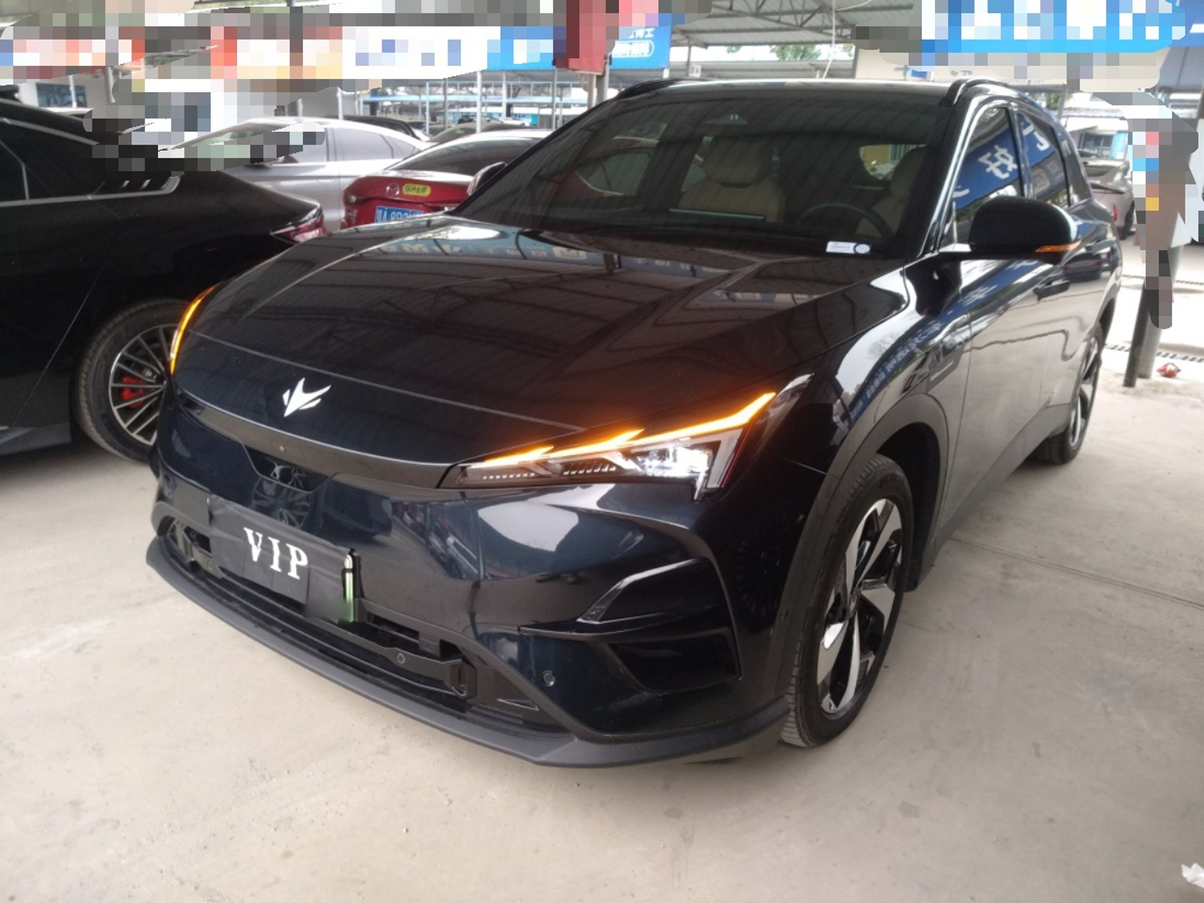 تحت مقدمة السيارة