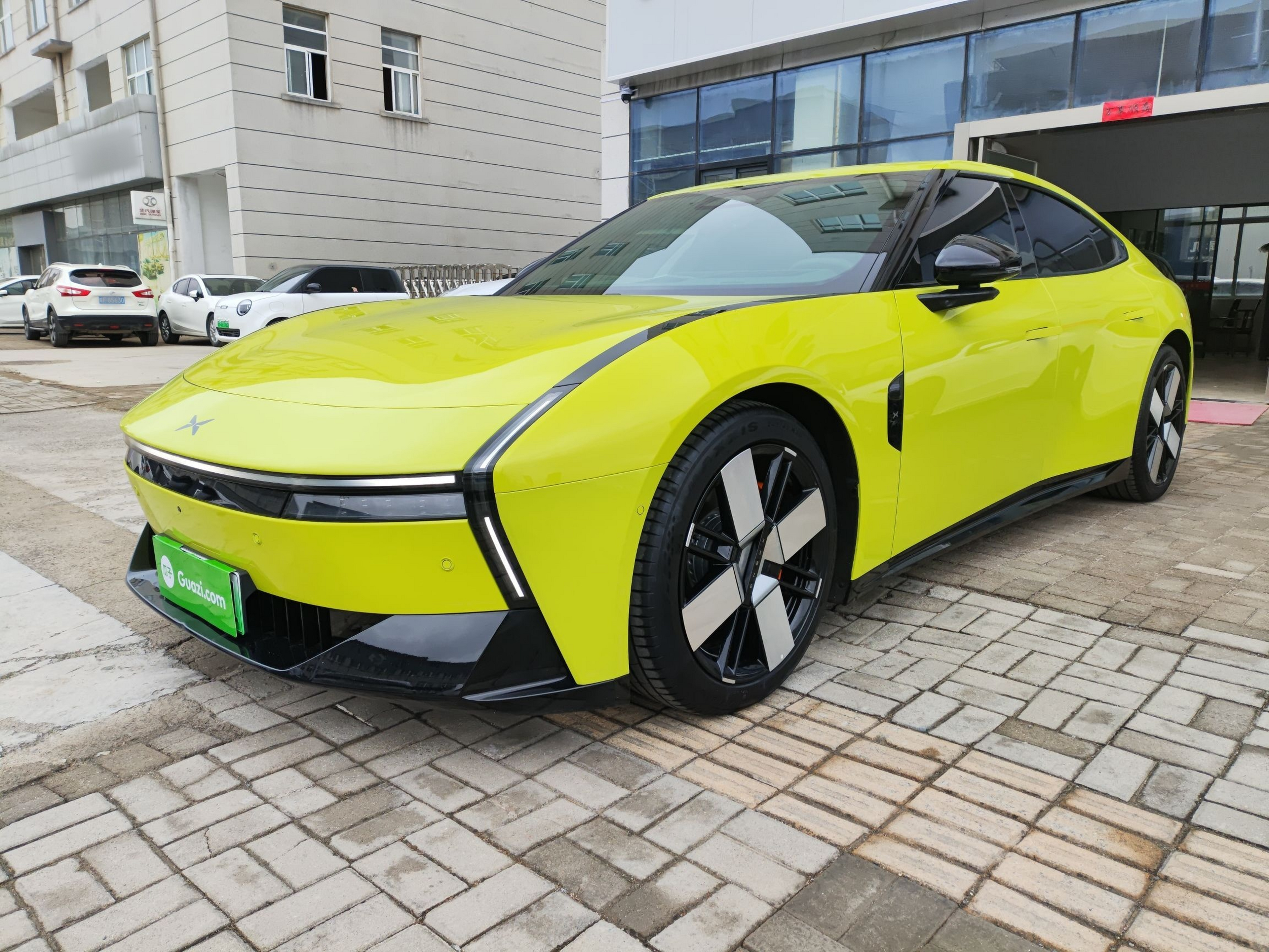 تحت مقدمة السيارة