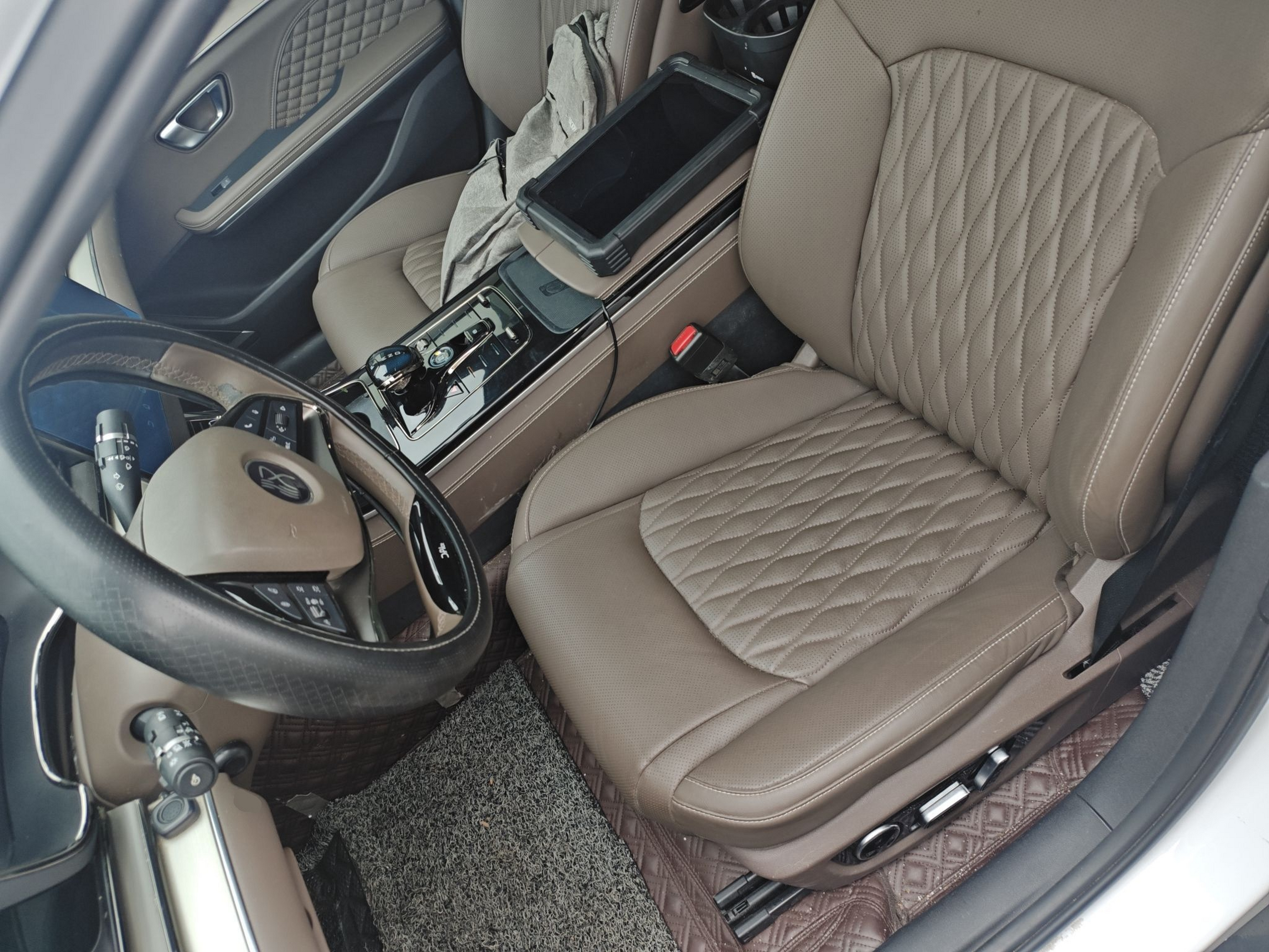 Переднее сиденье в автомобиле