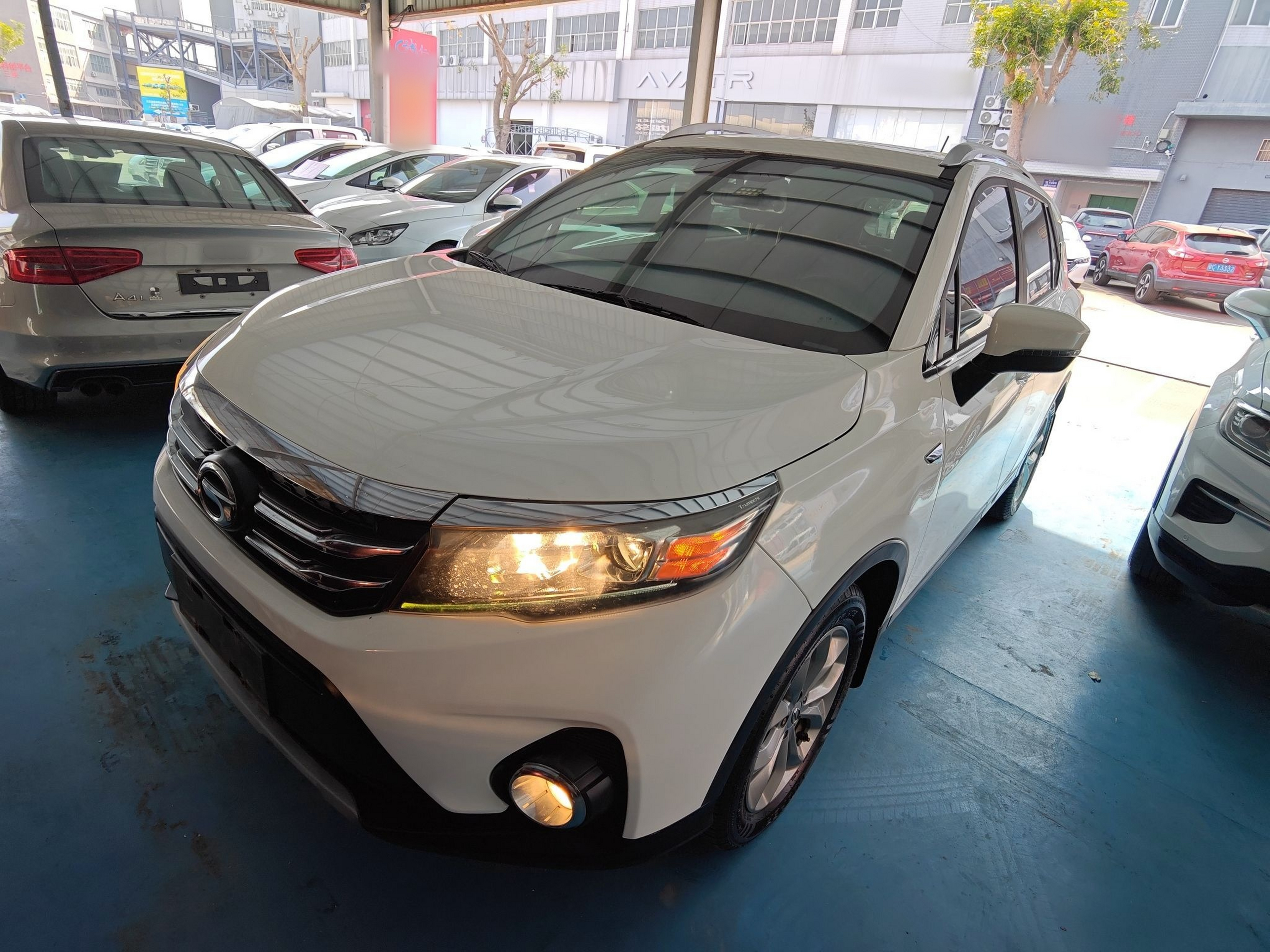 تحت مقدمة السيارة