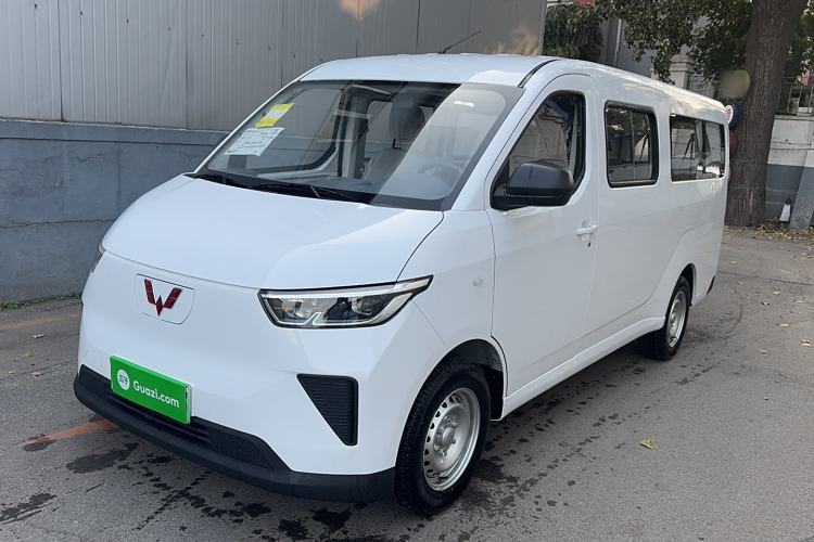 Used Wuling Yangguang 2024 300KM Comfort Version Passenger Van 75kW
