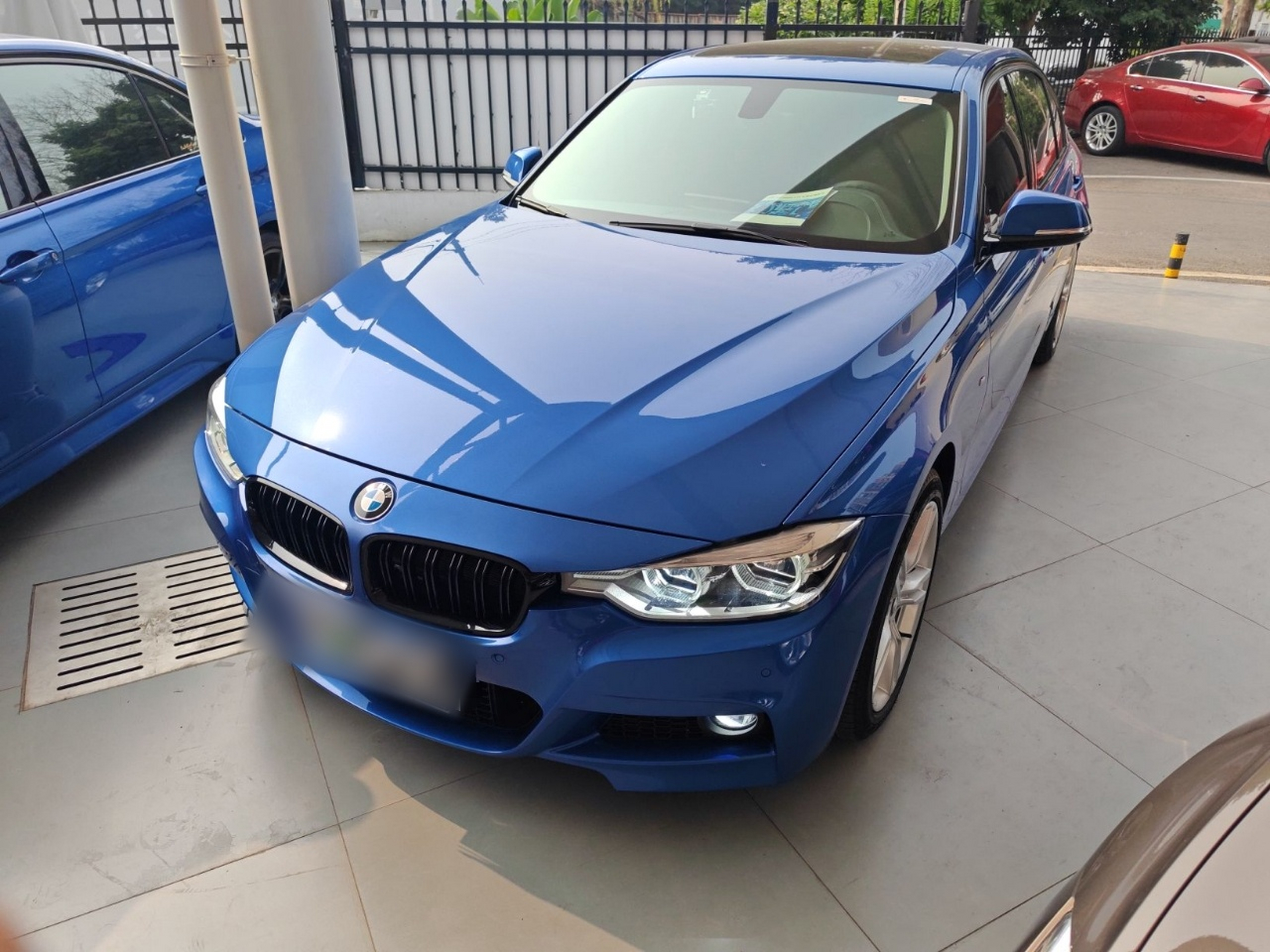 تحت مقدمة السيارة