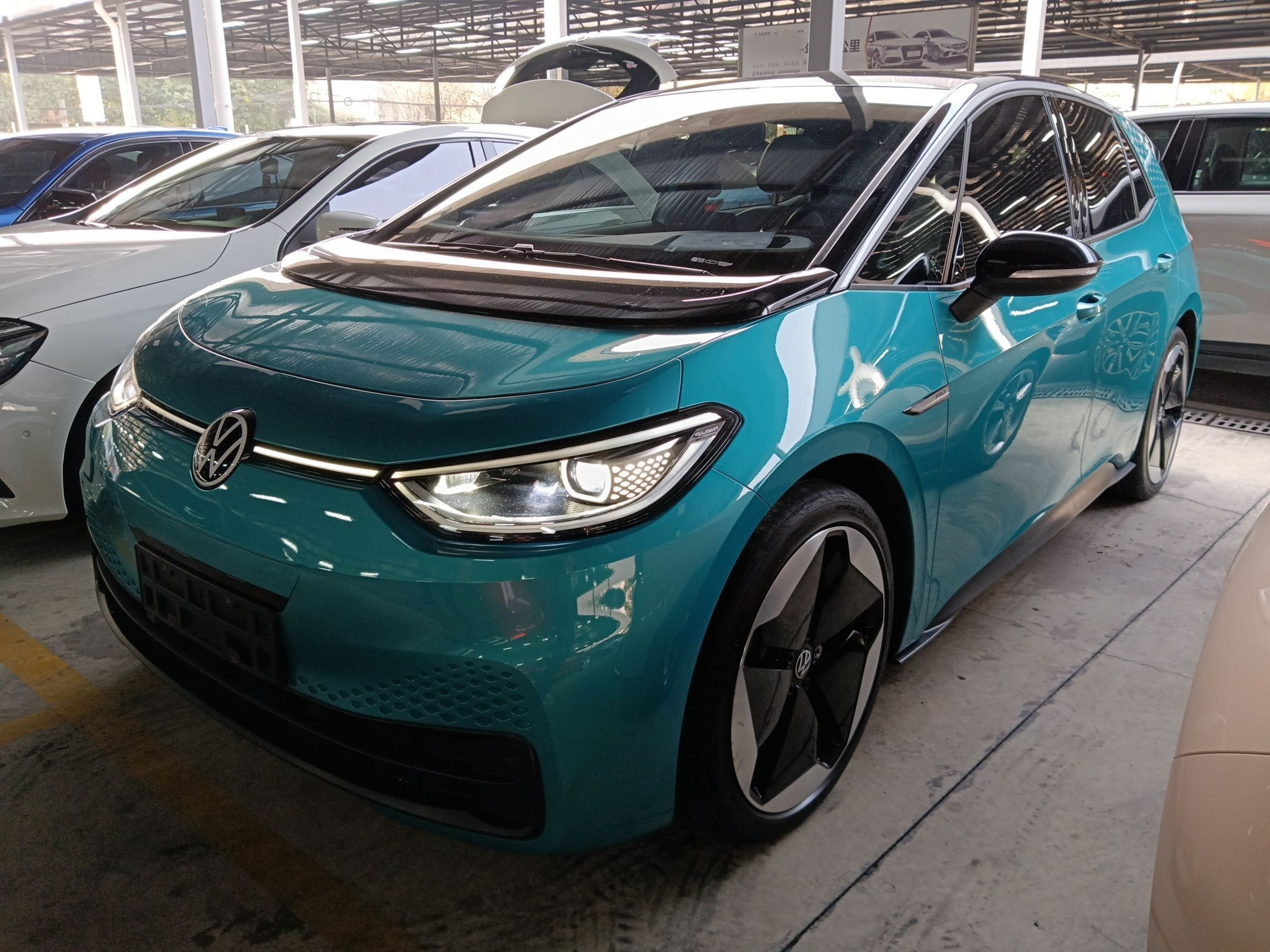 Под передней частью автомобиля