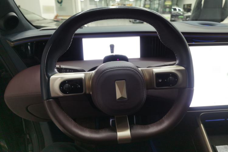 Used  11 2022 Ultra-Long Range Dual-Motor Luxury Edition 4 Seats
