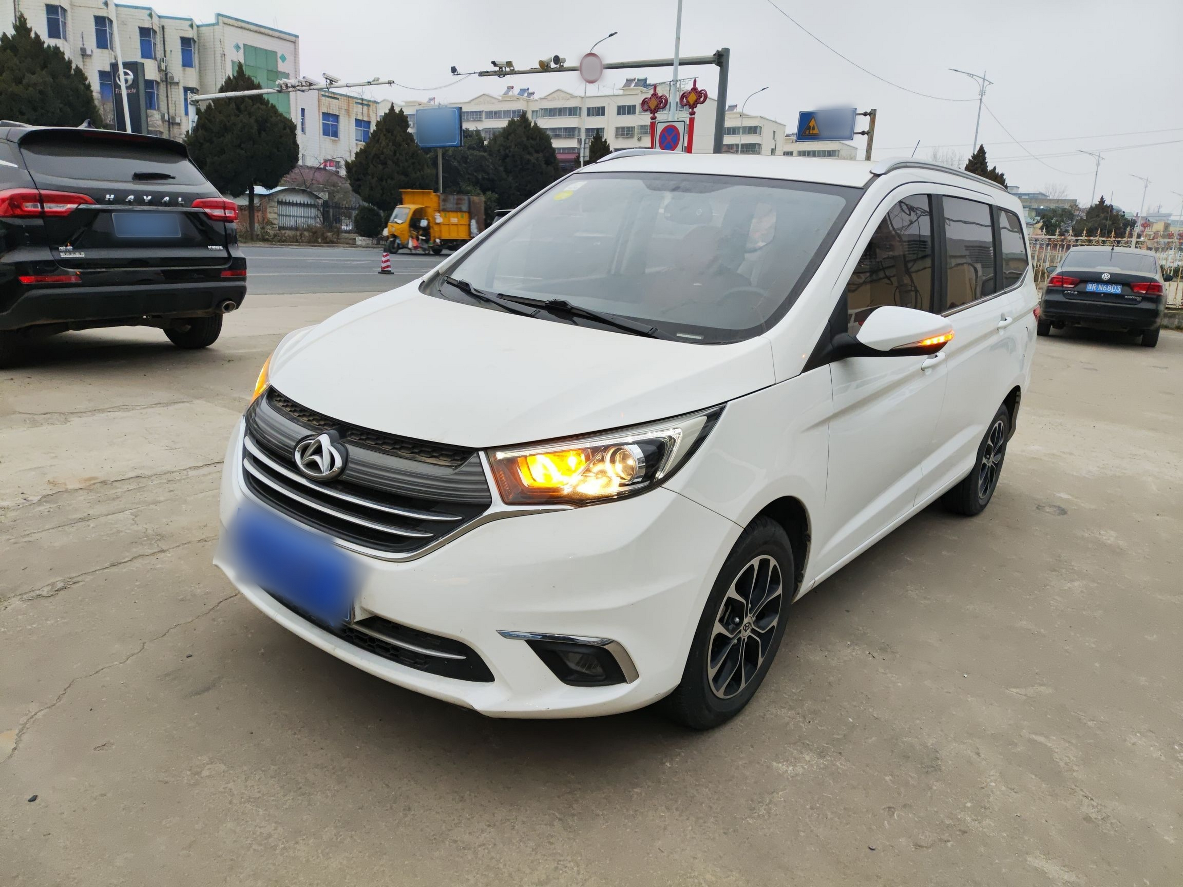 Под передней частью автомобиля