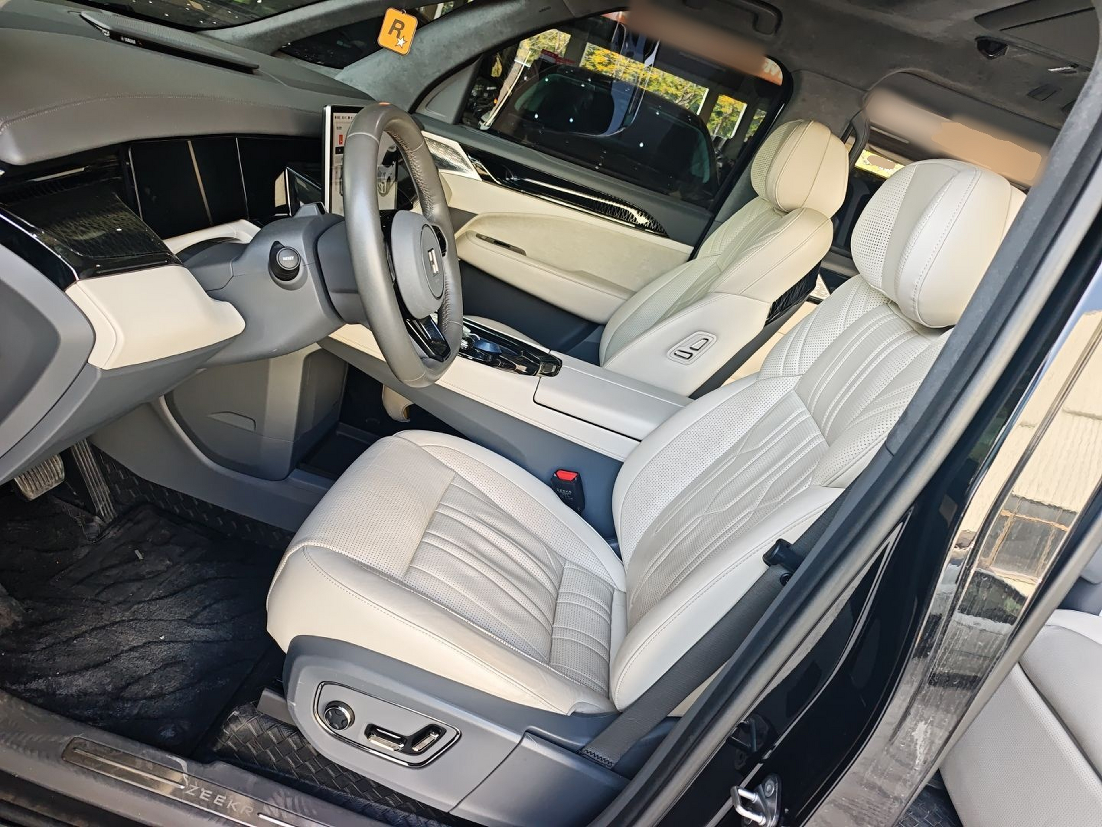 Переднее сиденье в автомобиле