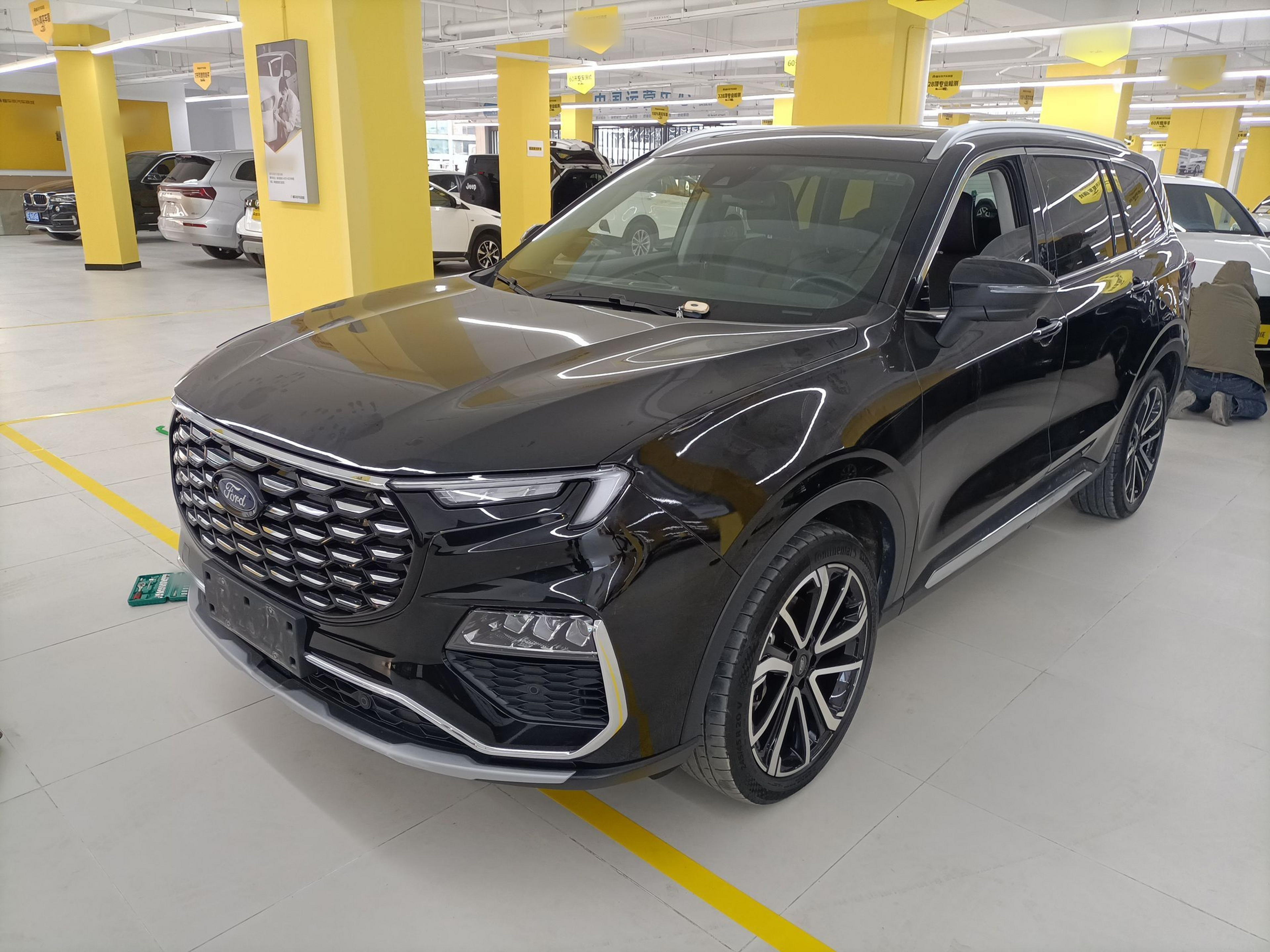 Под передней частью автомобиля