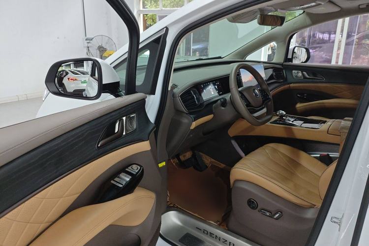 Used Denza D9 2022 EV 600 Four-Wheel Drive Prestige Model
