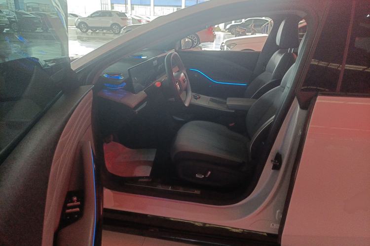 Used Geely Galaxy E8 2024 550 km Range Rear-Wheel-Drive PRO
