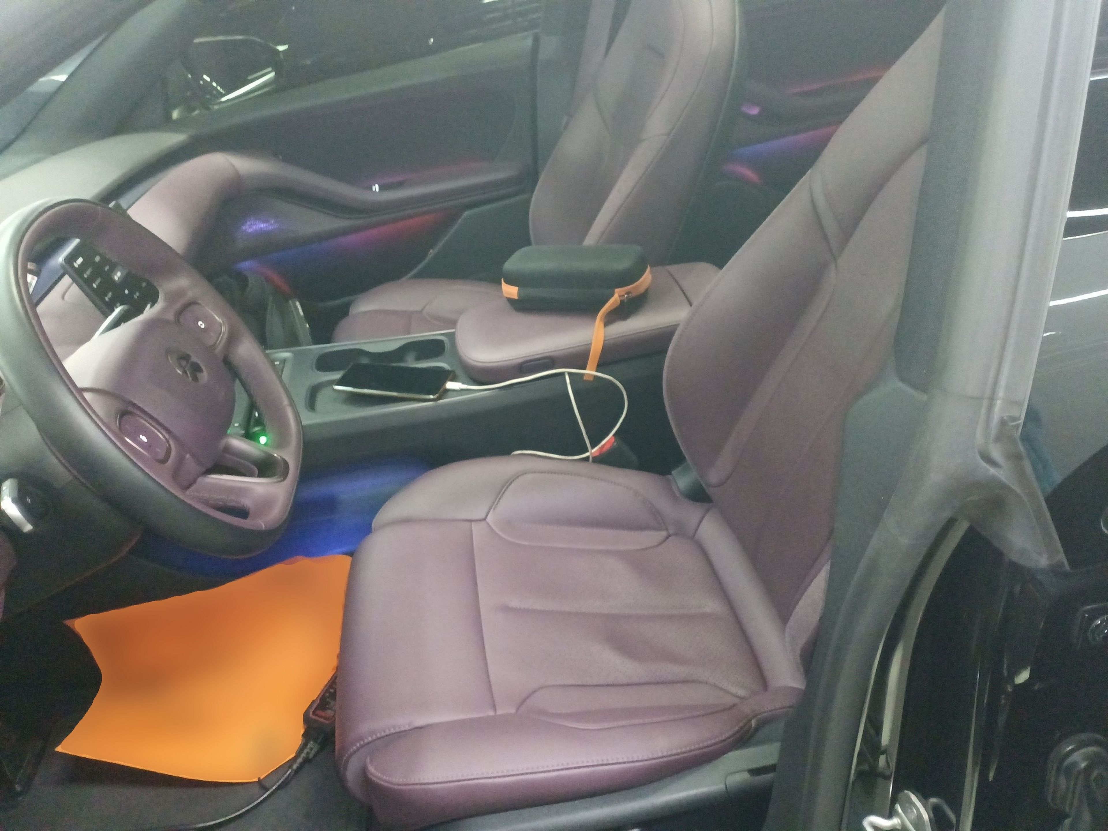 المقاعد الأمامية داخل السيارة