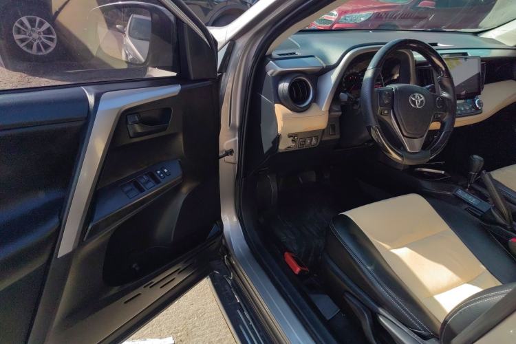 Used Toyota RAV4 2016 2.0L CVT Two-Wheel Drive Fashion Edition China V Standard
