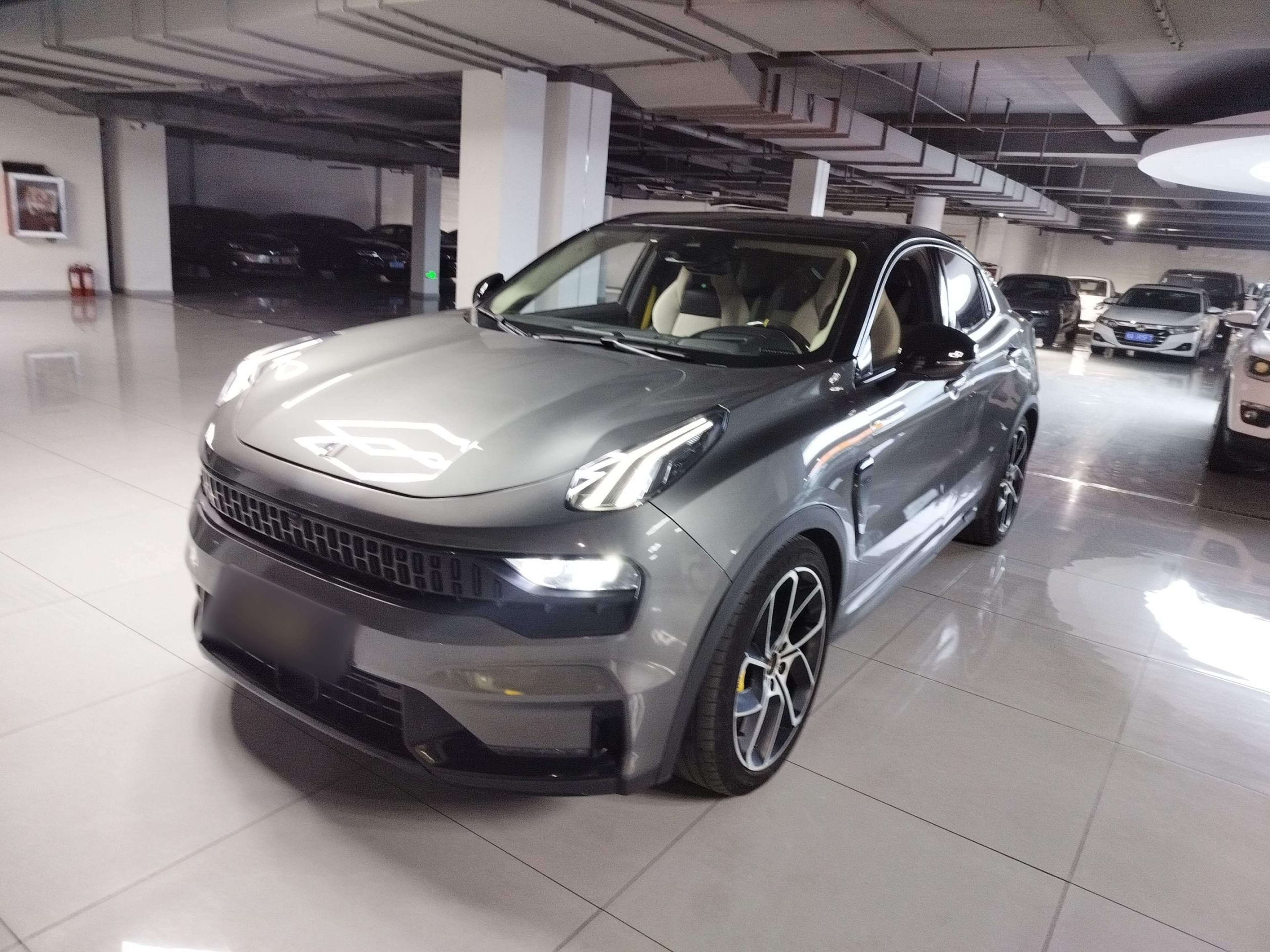 تحت مقدمة السيارة