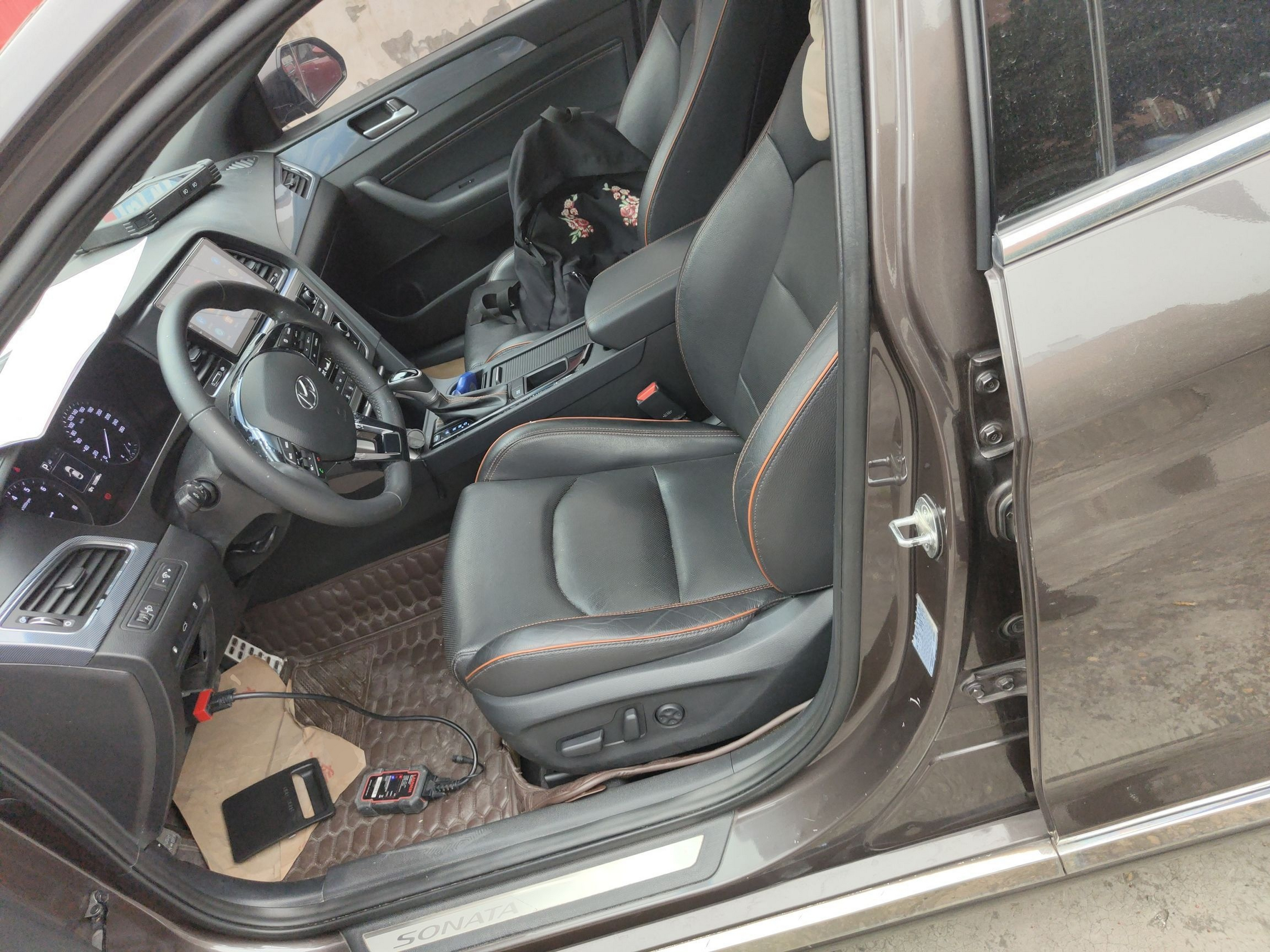 Переднее сиденье в автомобиле