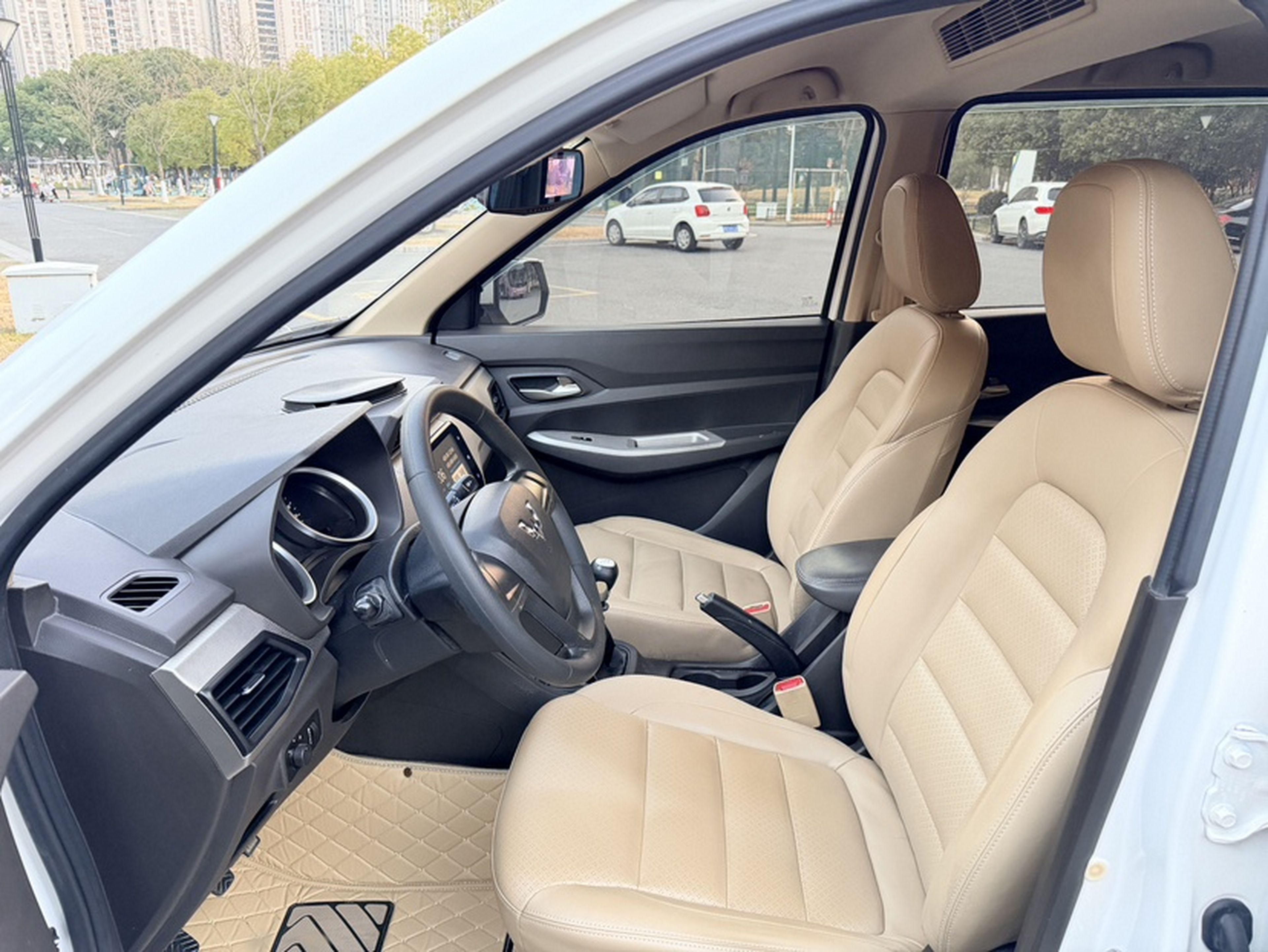 Переднее сиденье в автомобиле