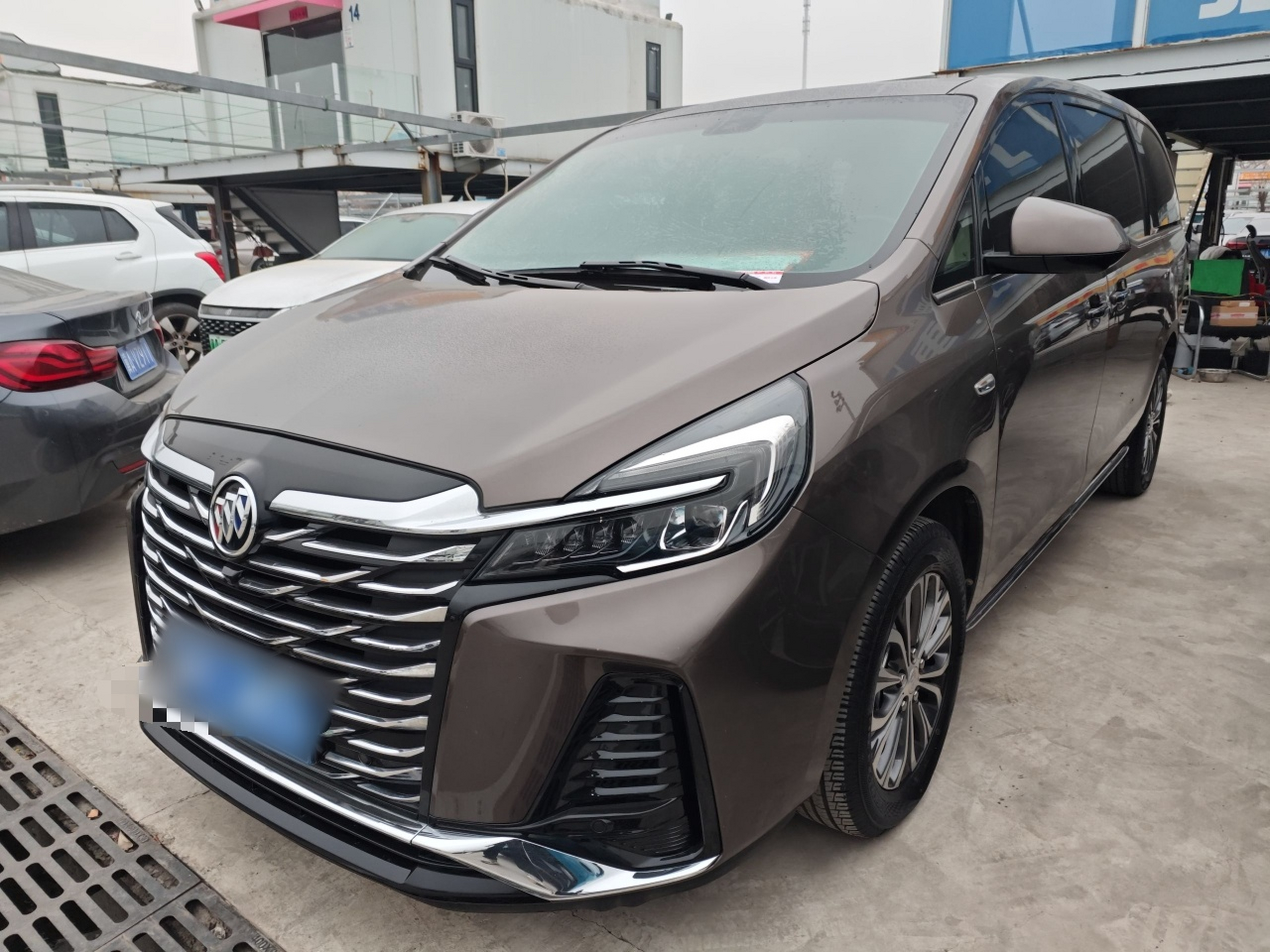 Под передней частью автомобиля