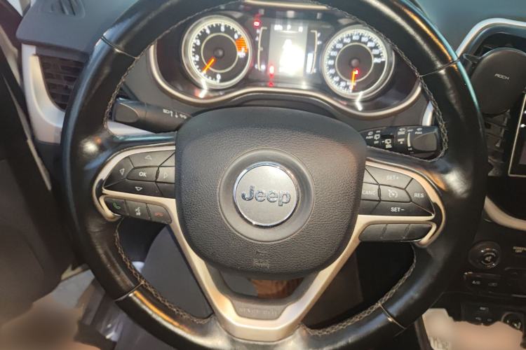 Used  Cherokee 2016 2.4L Leading Edition