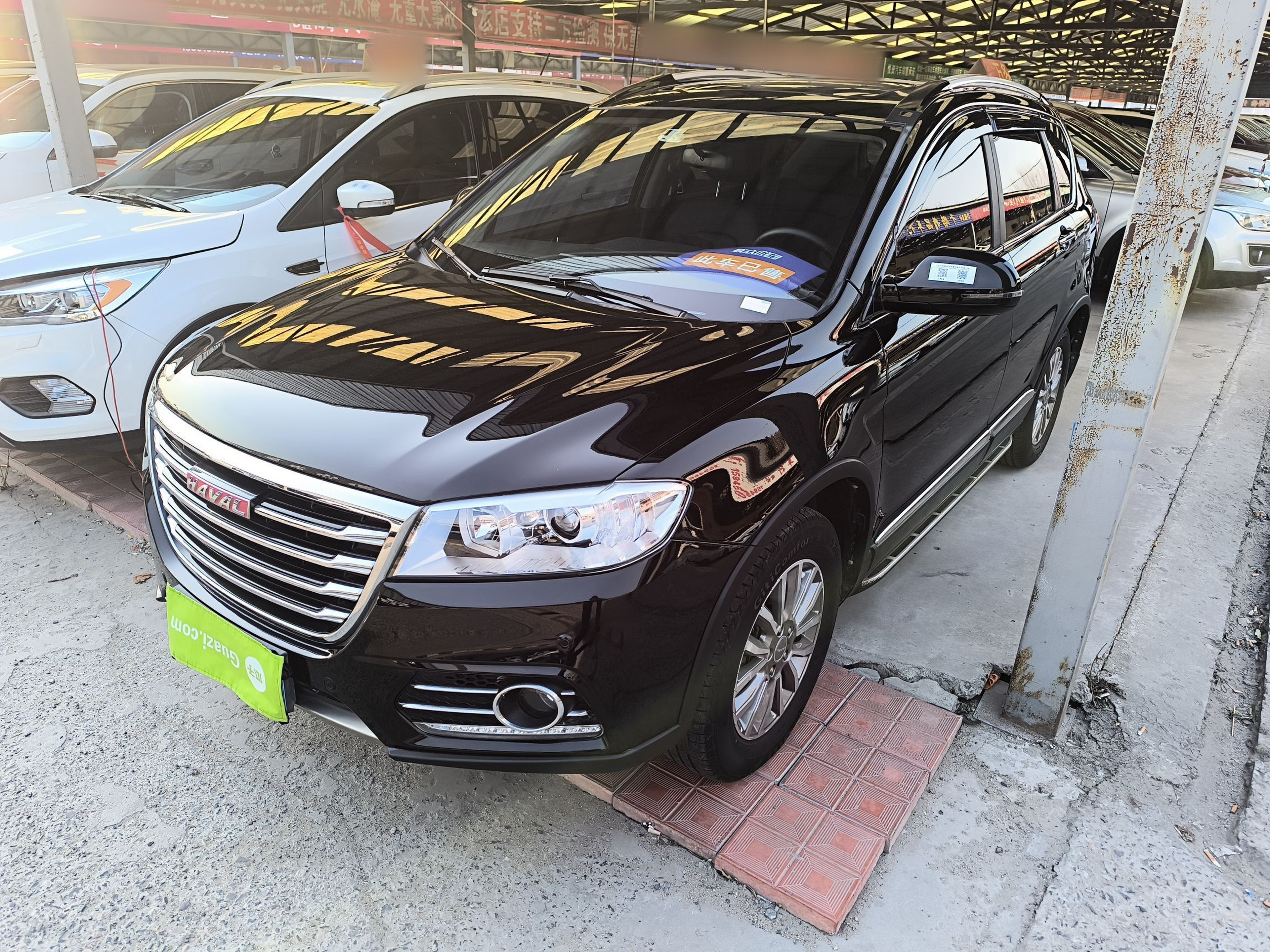 Под передней частью автомобиля