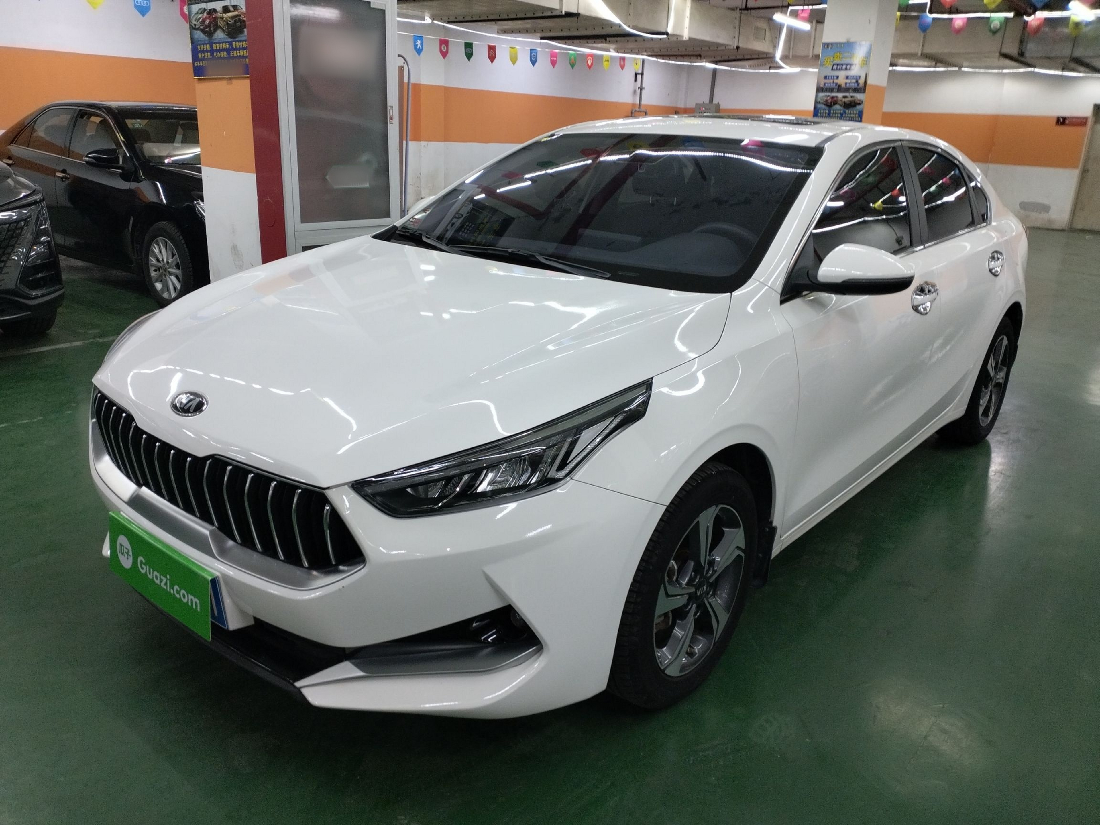 Под передней частью автомобиля