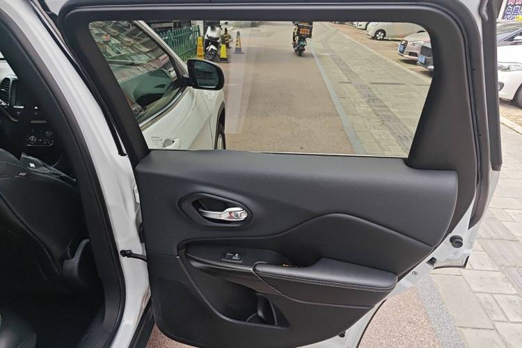 Used  Cherokee 2014 2.4L Luxury Edition
