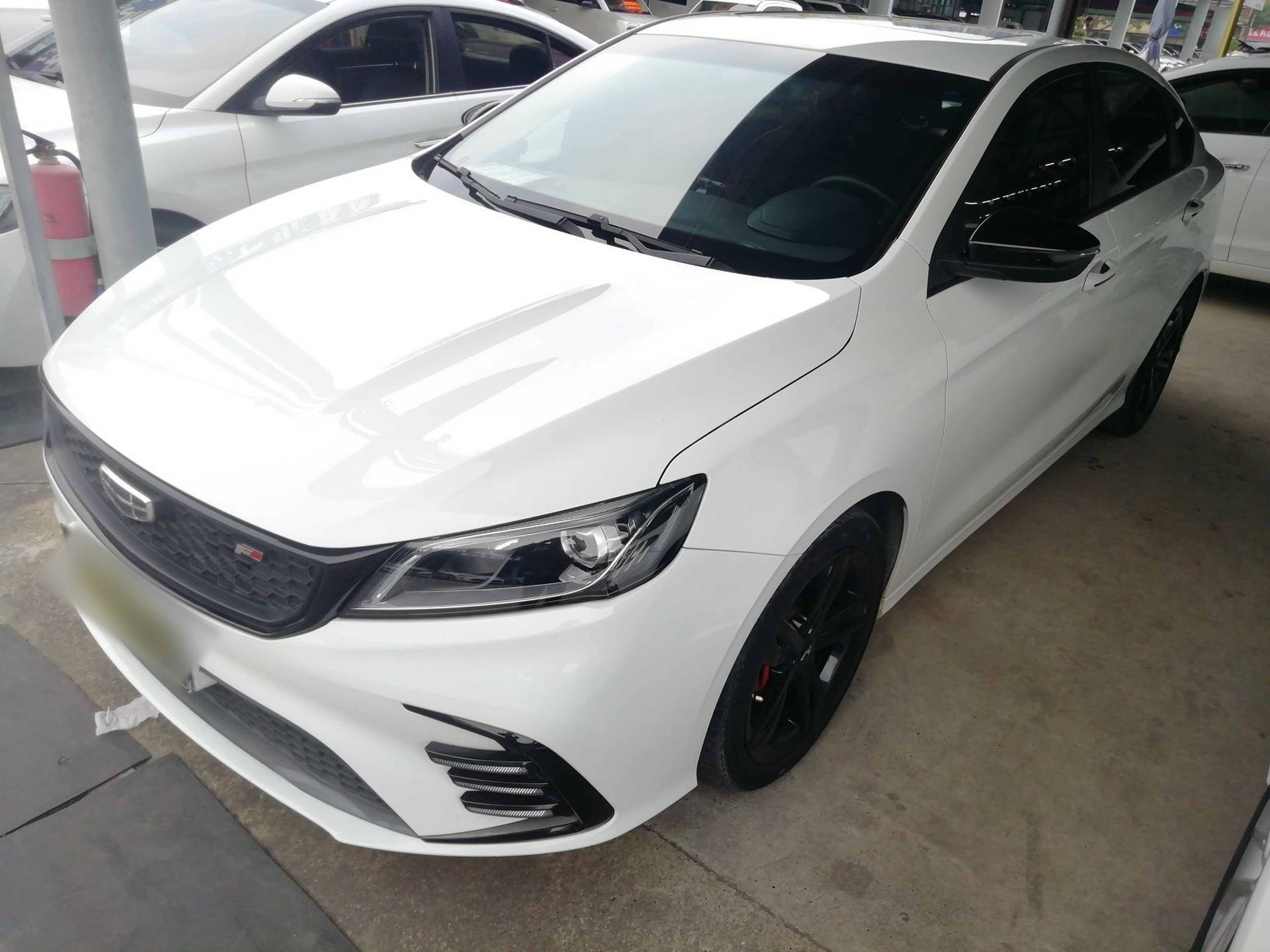 تحت مقدمة السيارة