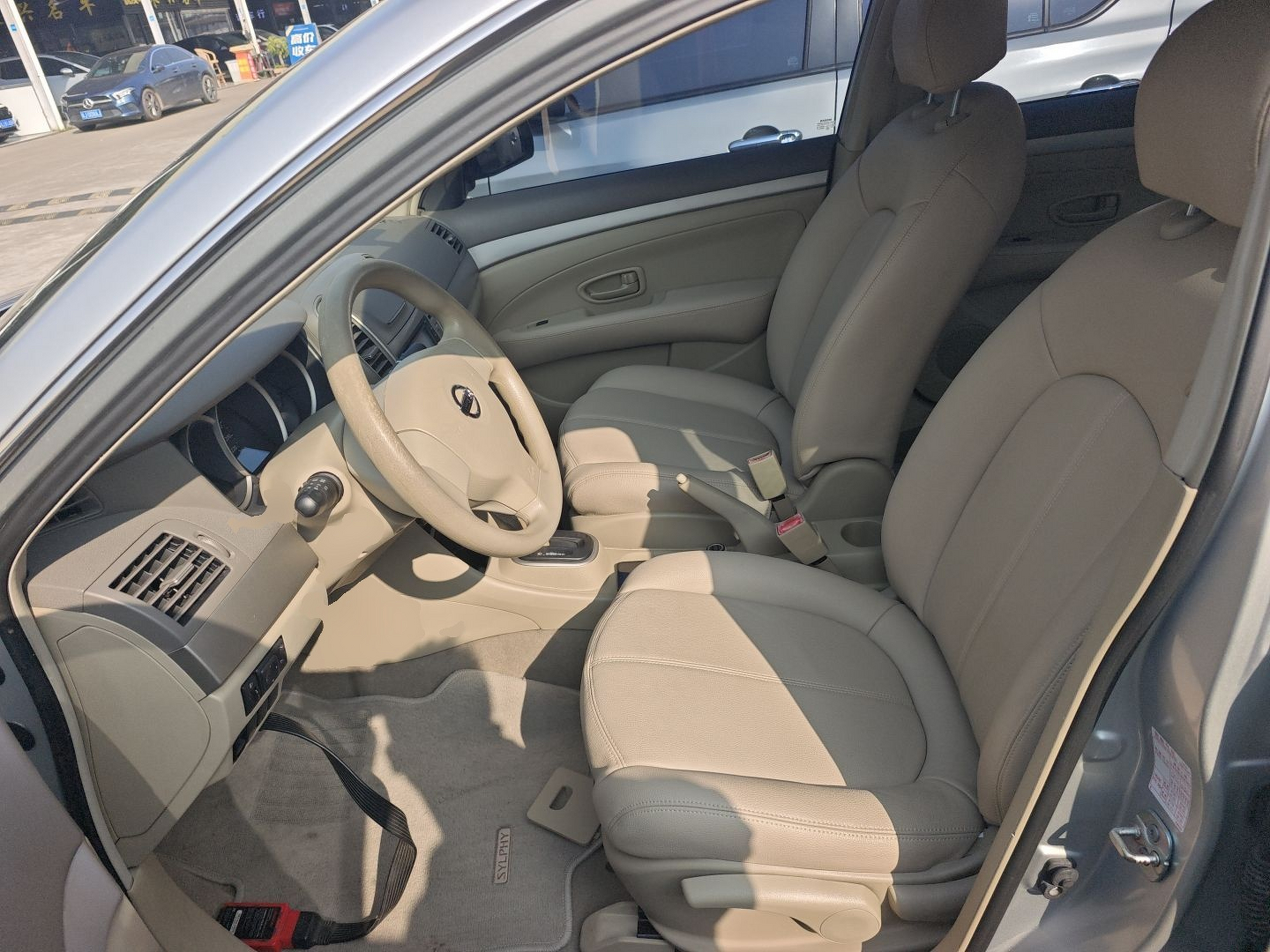 المقاعد الأمامية داخل السيارة