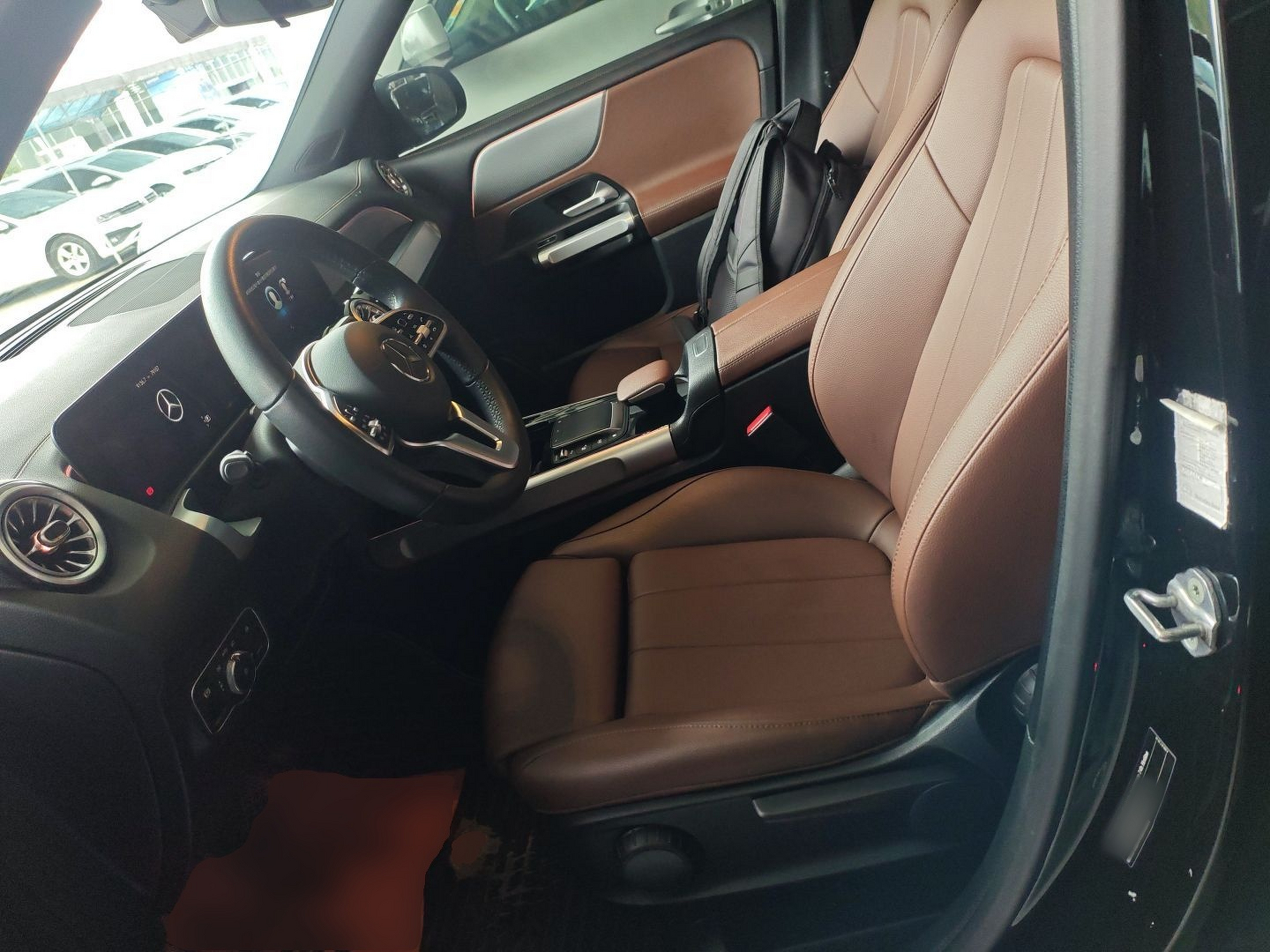 Переднее сиденье в автомобиле