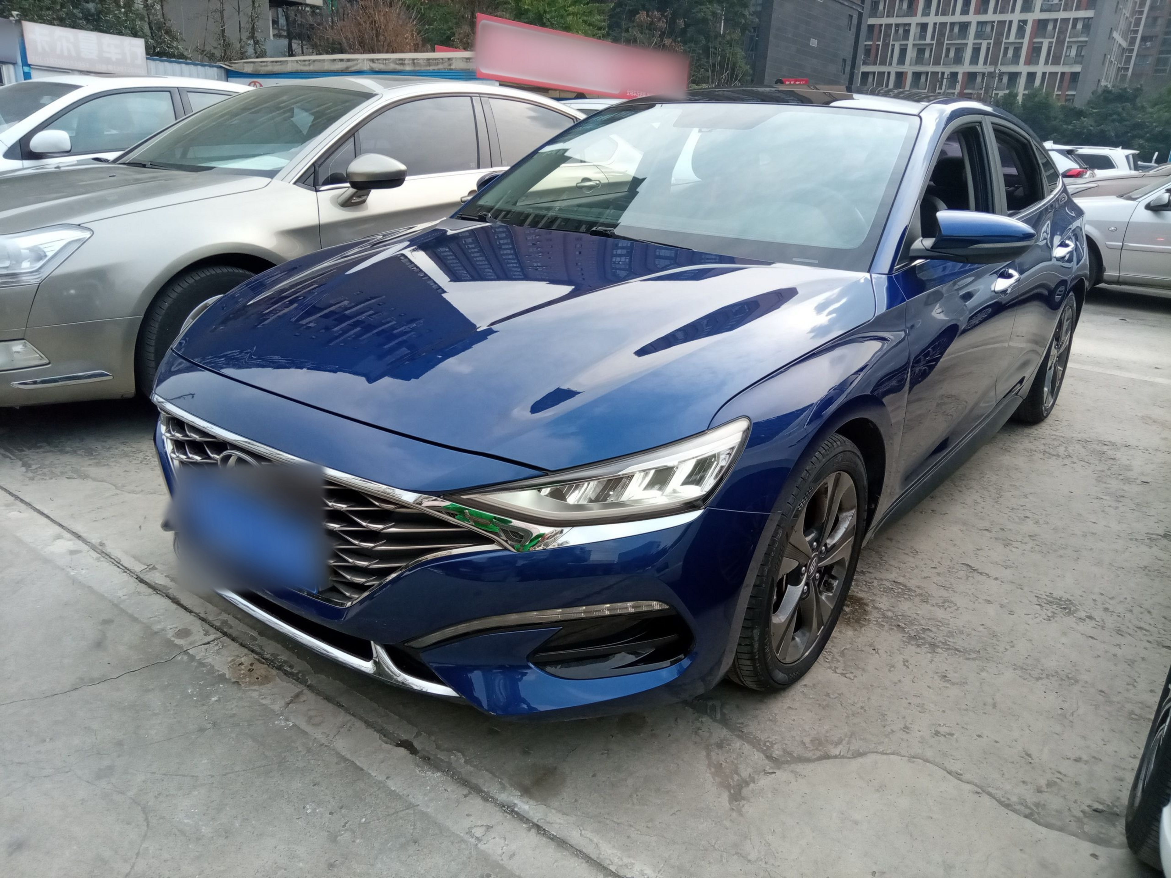 Под передней частью автомобиля