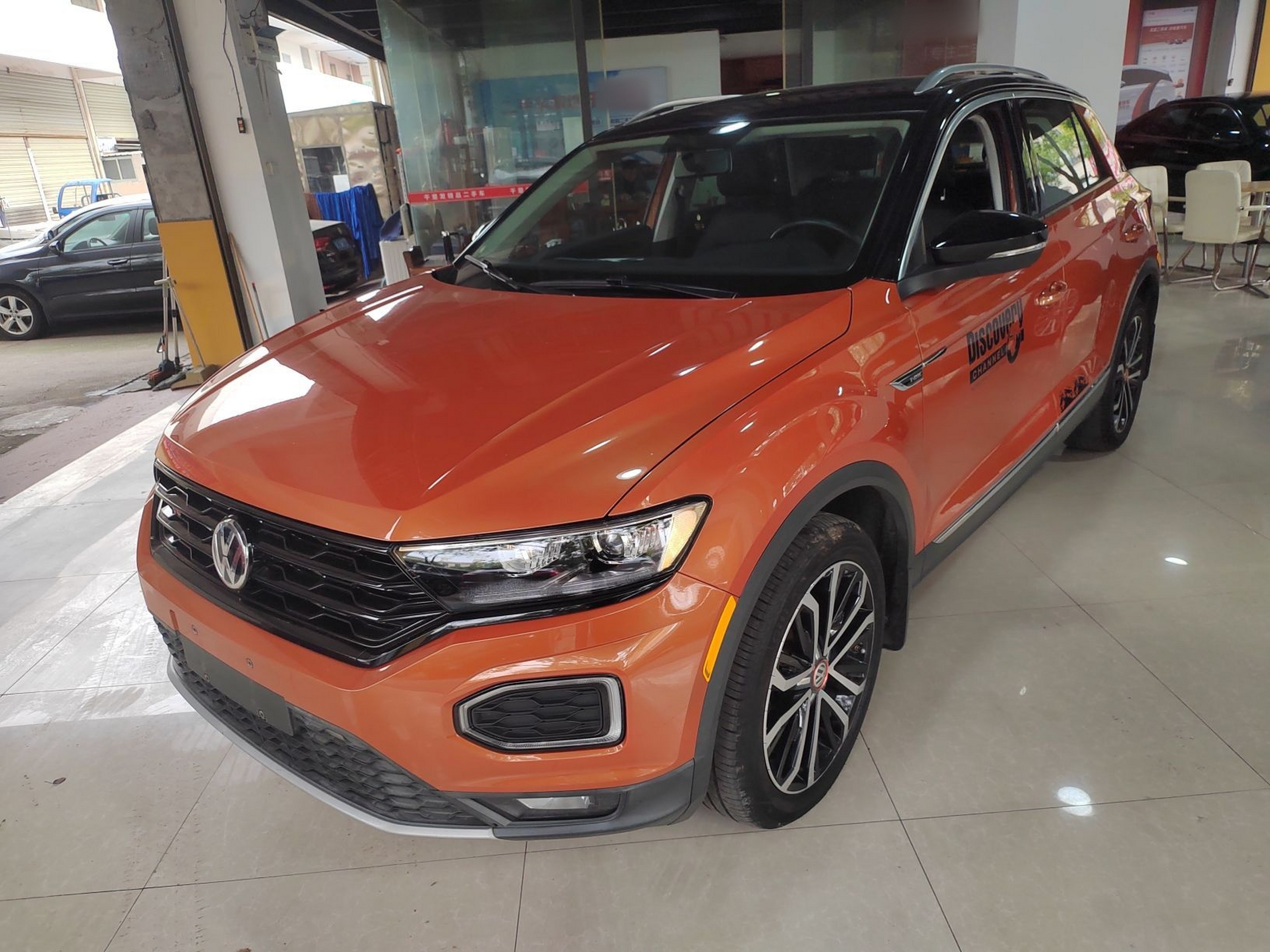 تحت مقدمة السيارة