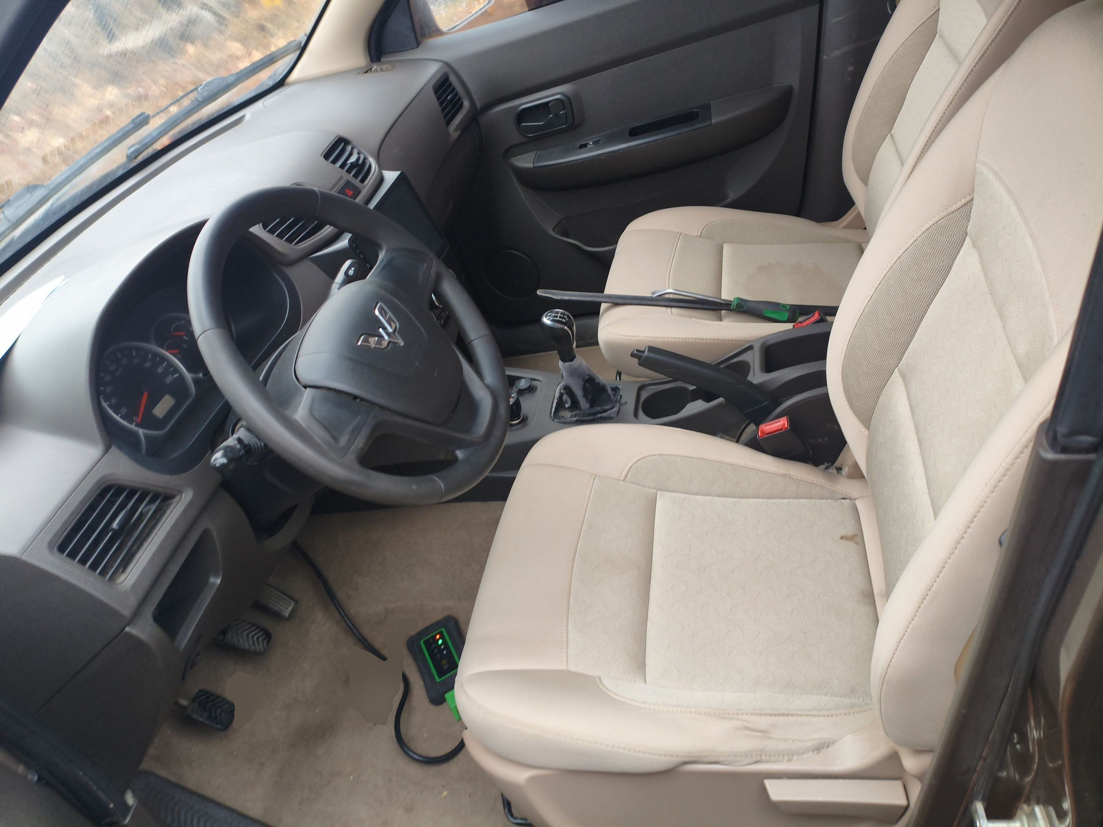 المقاعد الأمامية داخل السيارة