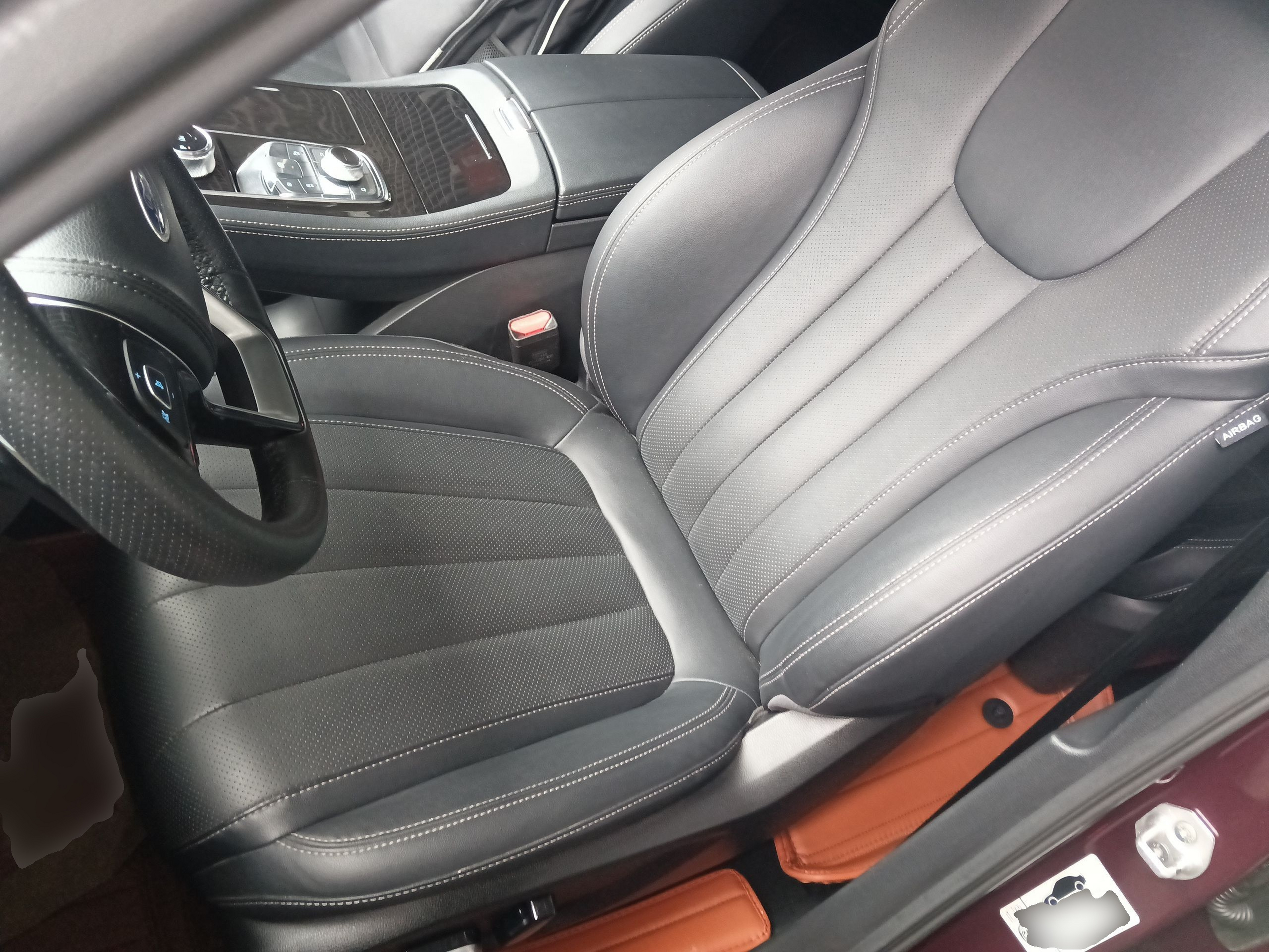 Переднее сиденье в автомобиле