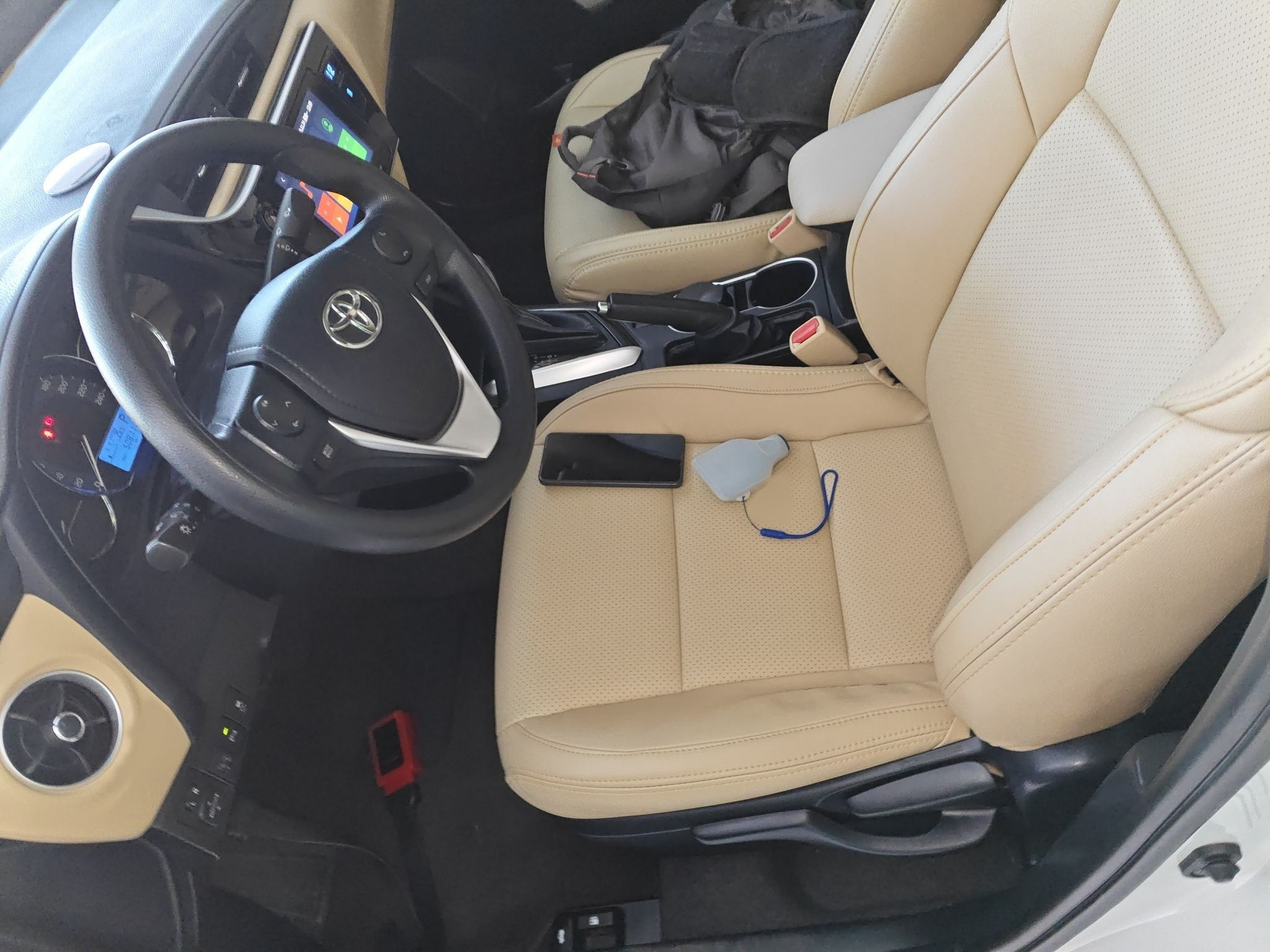 المقاعد الأمامية داخل السيارة