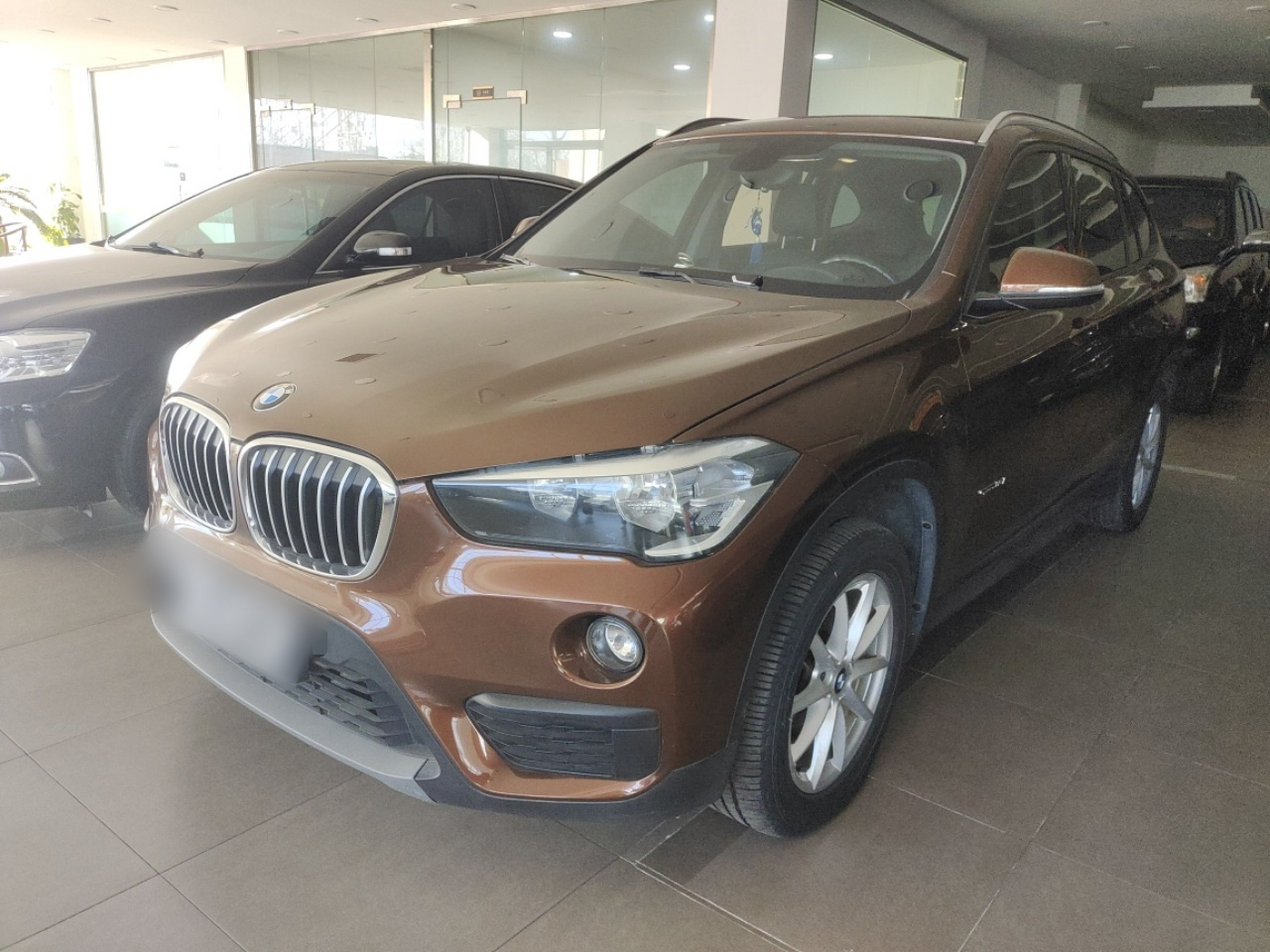 Под передней частью автомобиля