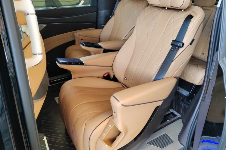 Used Denza D9 2024 DM-i 980 Four-Wheel Drive Prestige Model
