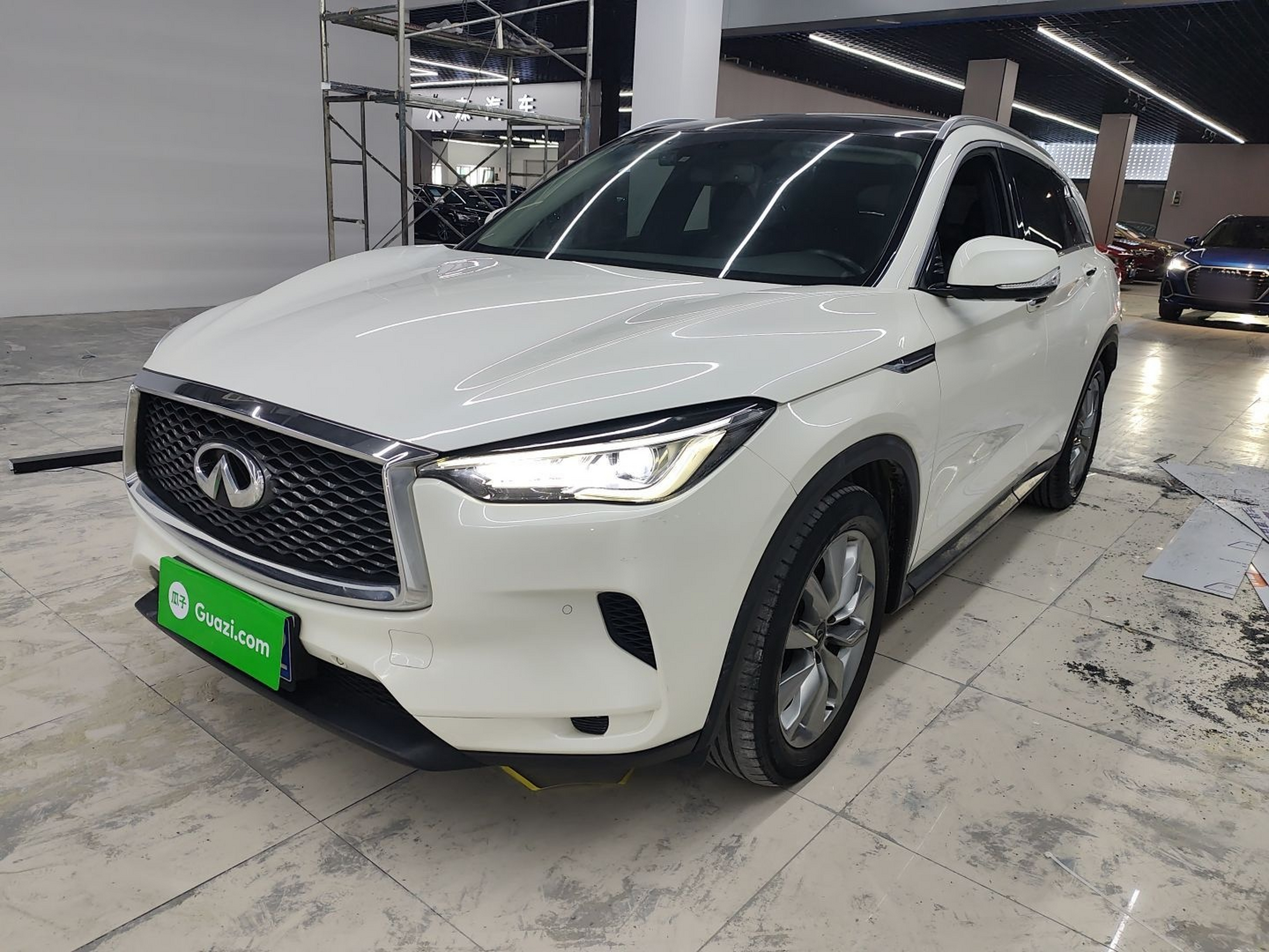 تحت مقدمة السيارة