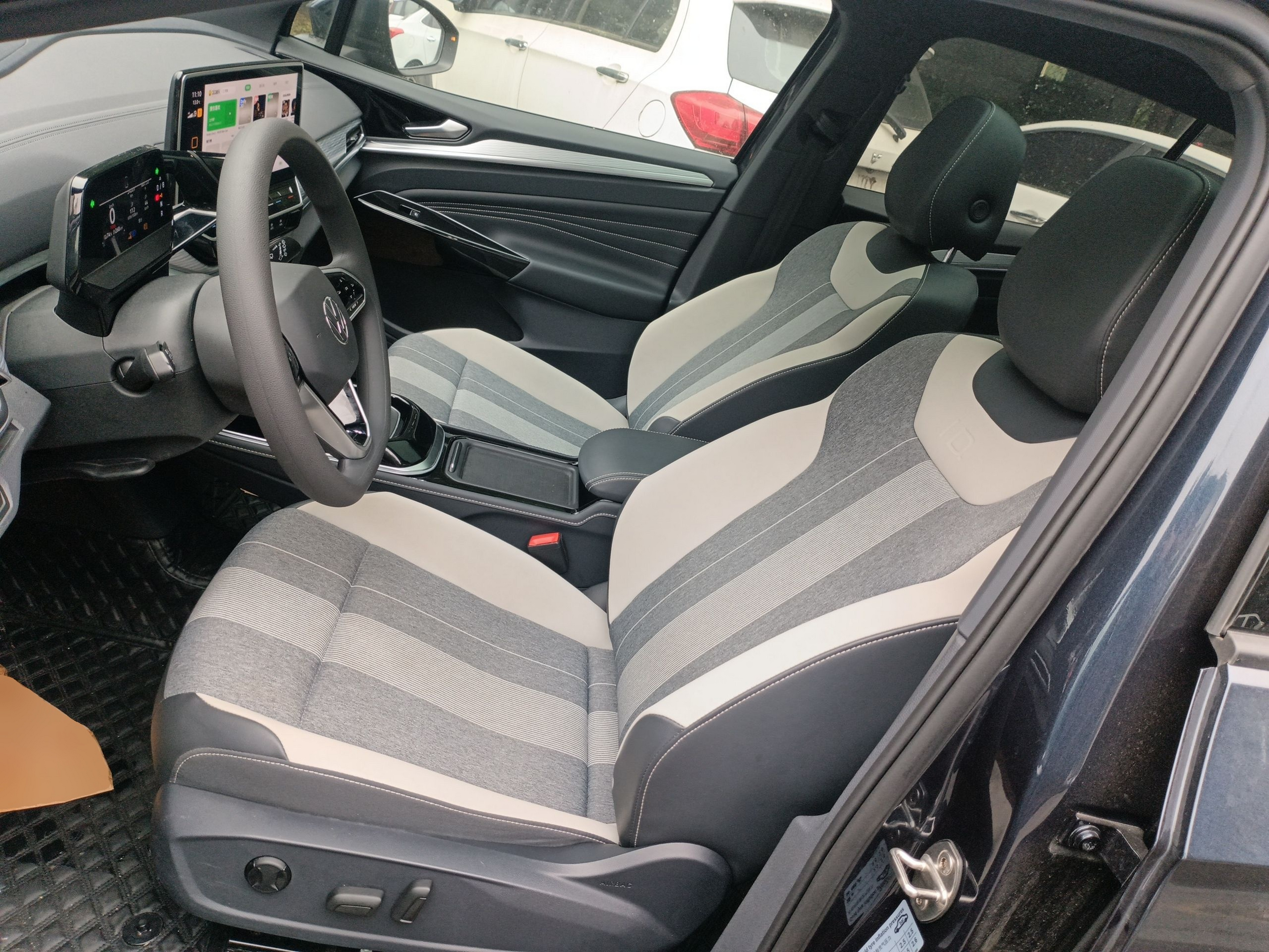 المقاعد الأمامية داخل السيارة