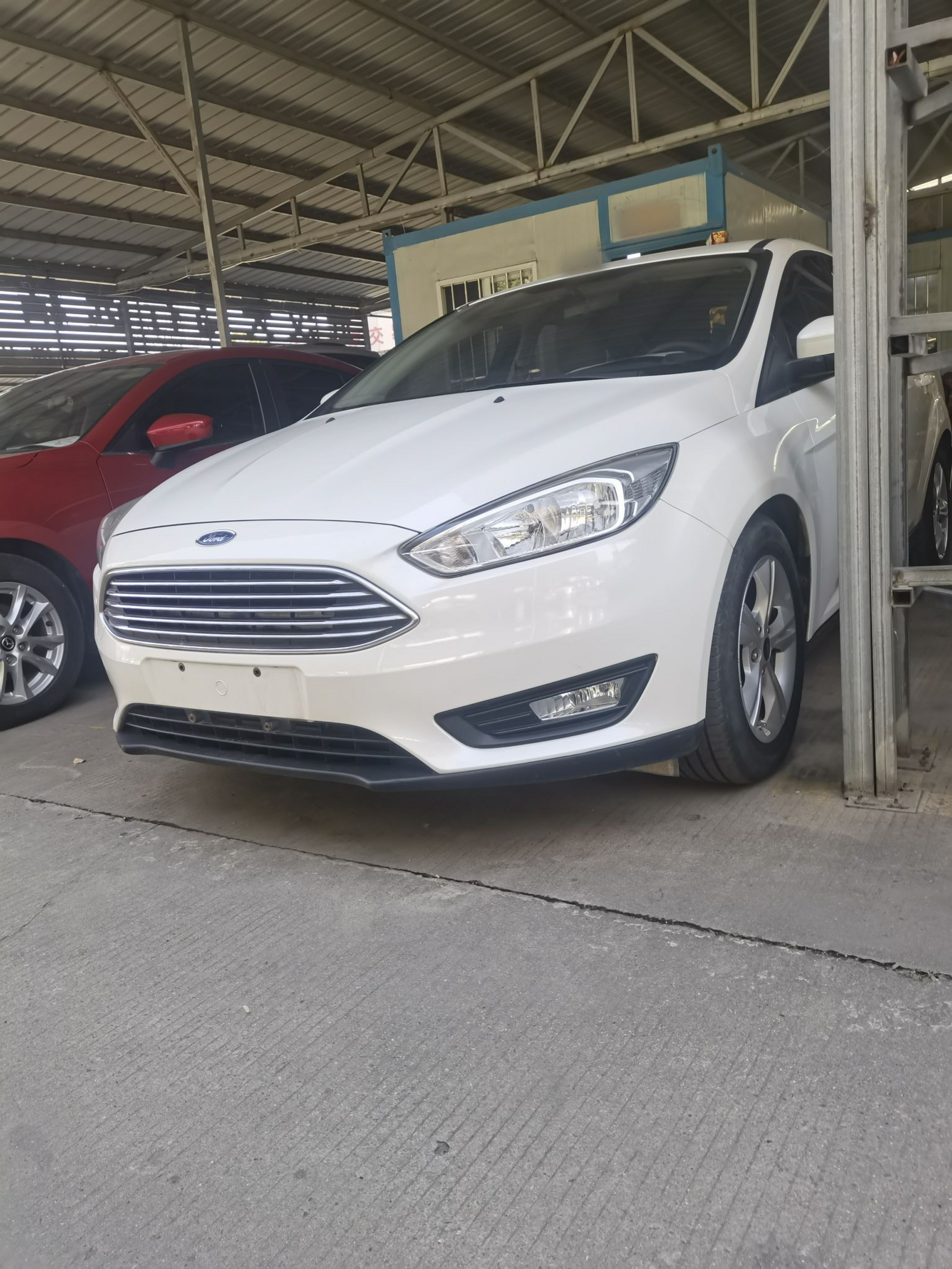 Под передней частью автомобиля