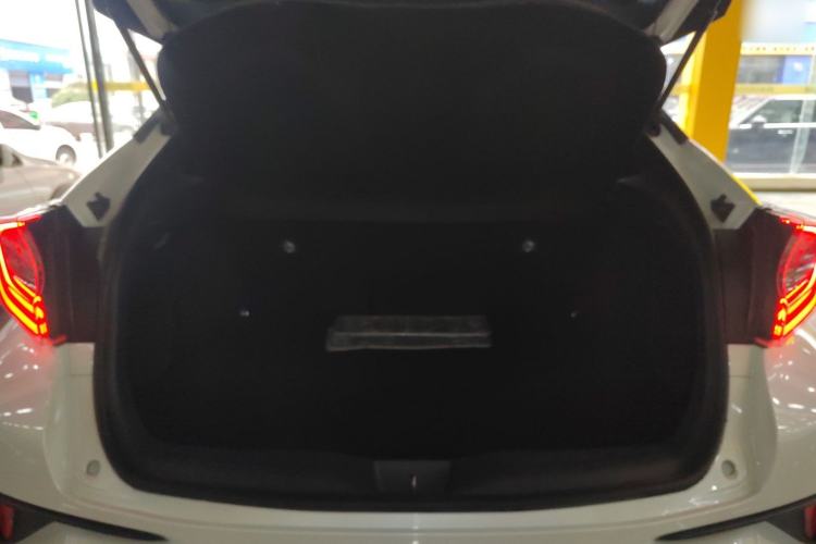 Used Toyota IZOA 2020 2.0L Yichi Version
