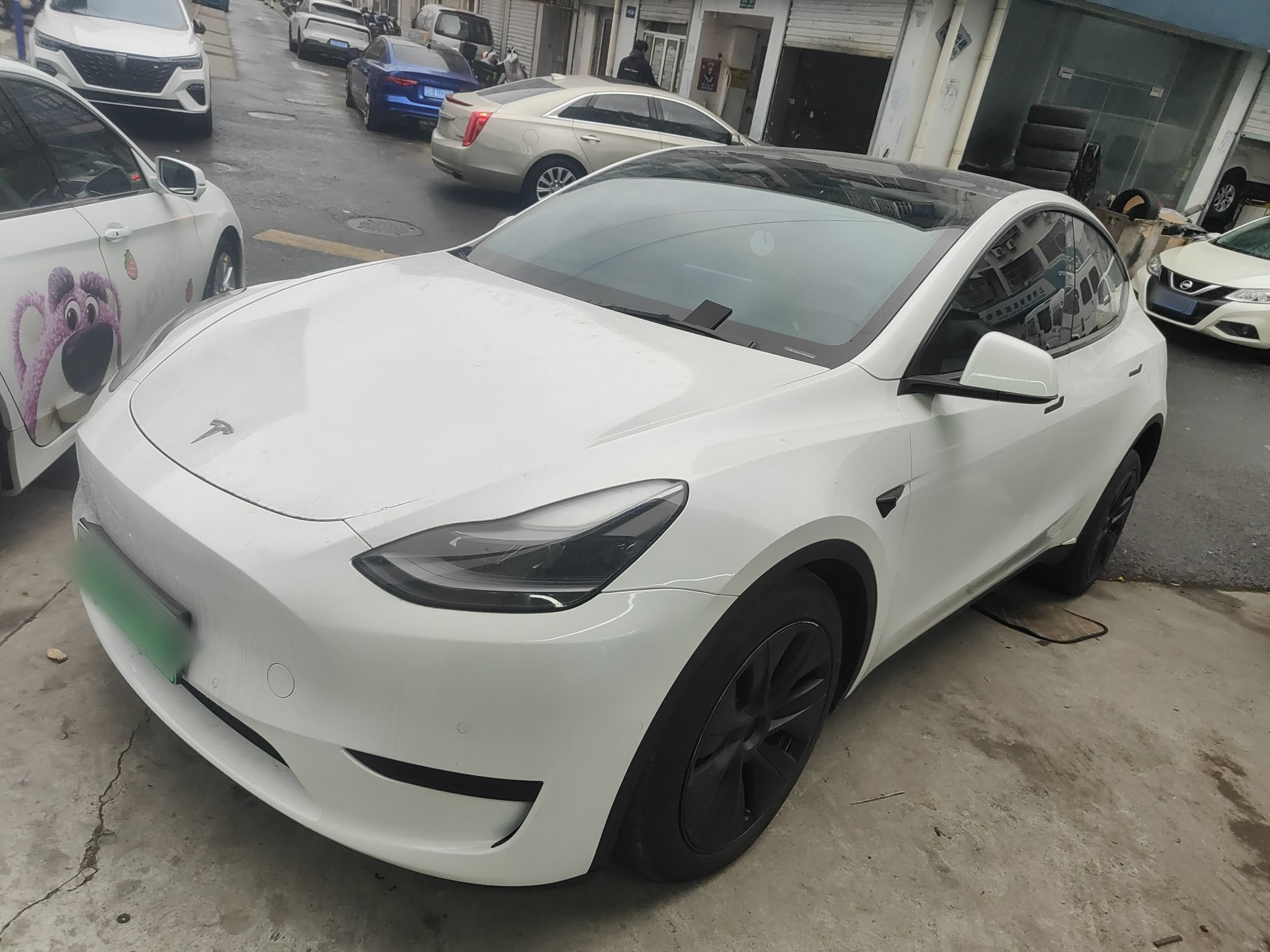 Под передней частью автомобиля