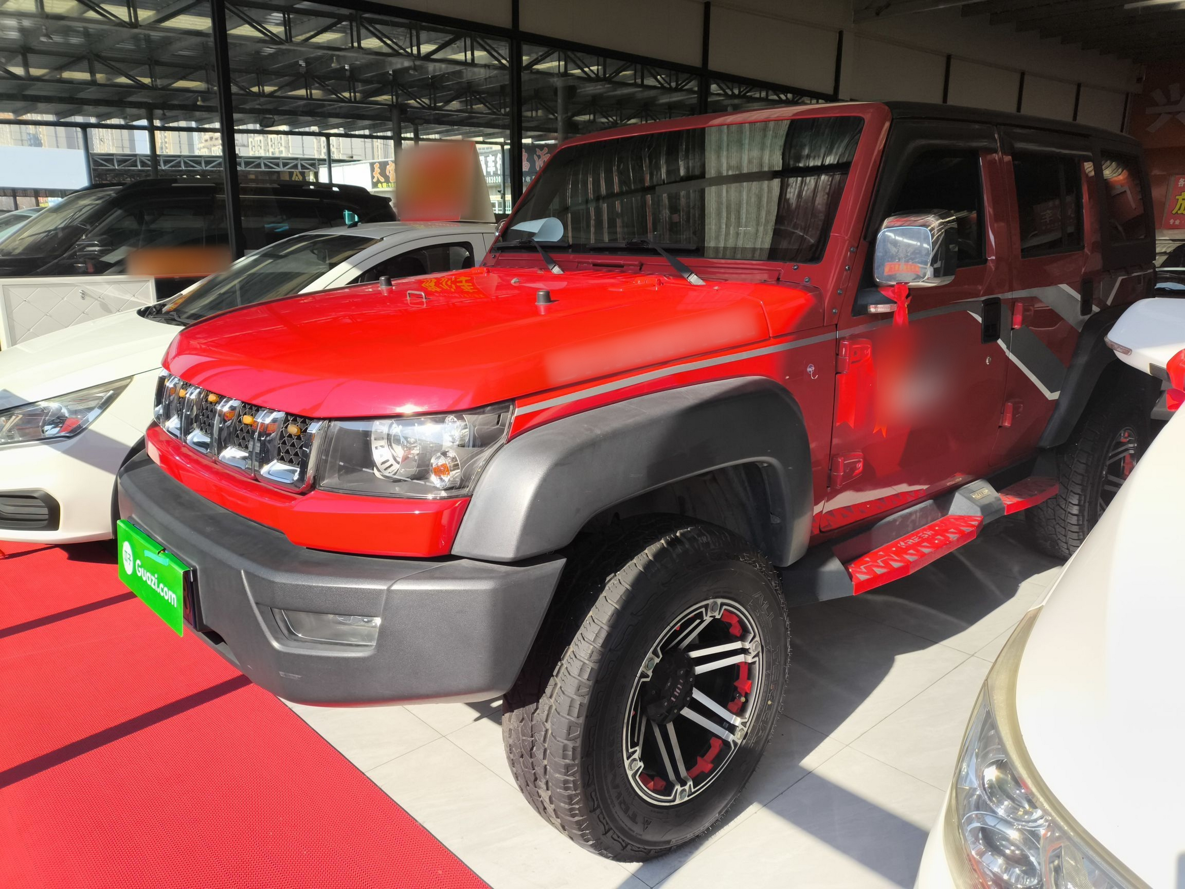 تحت مقدمة السيارة