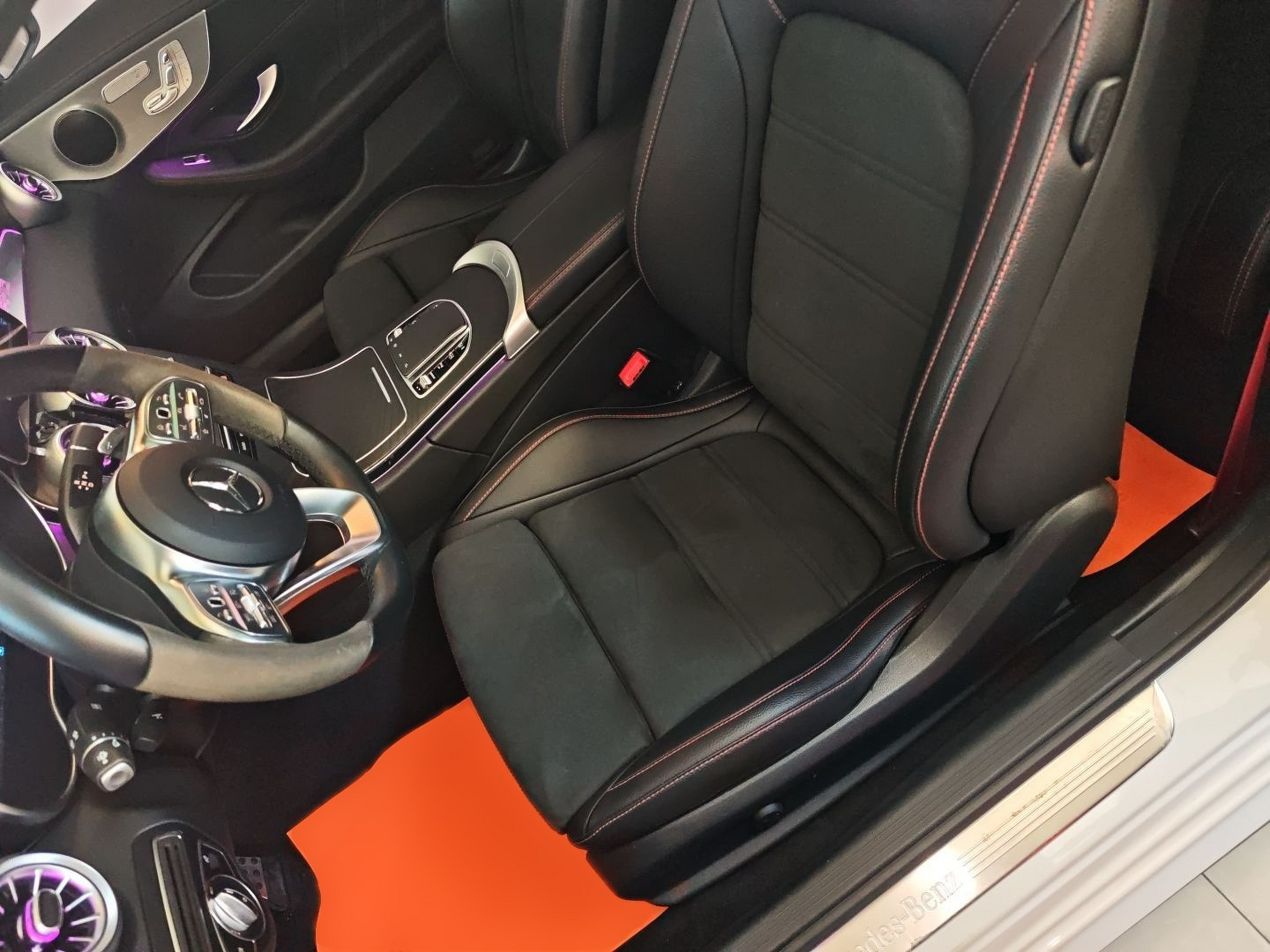 Переднее сиденье в автомобиле