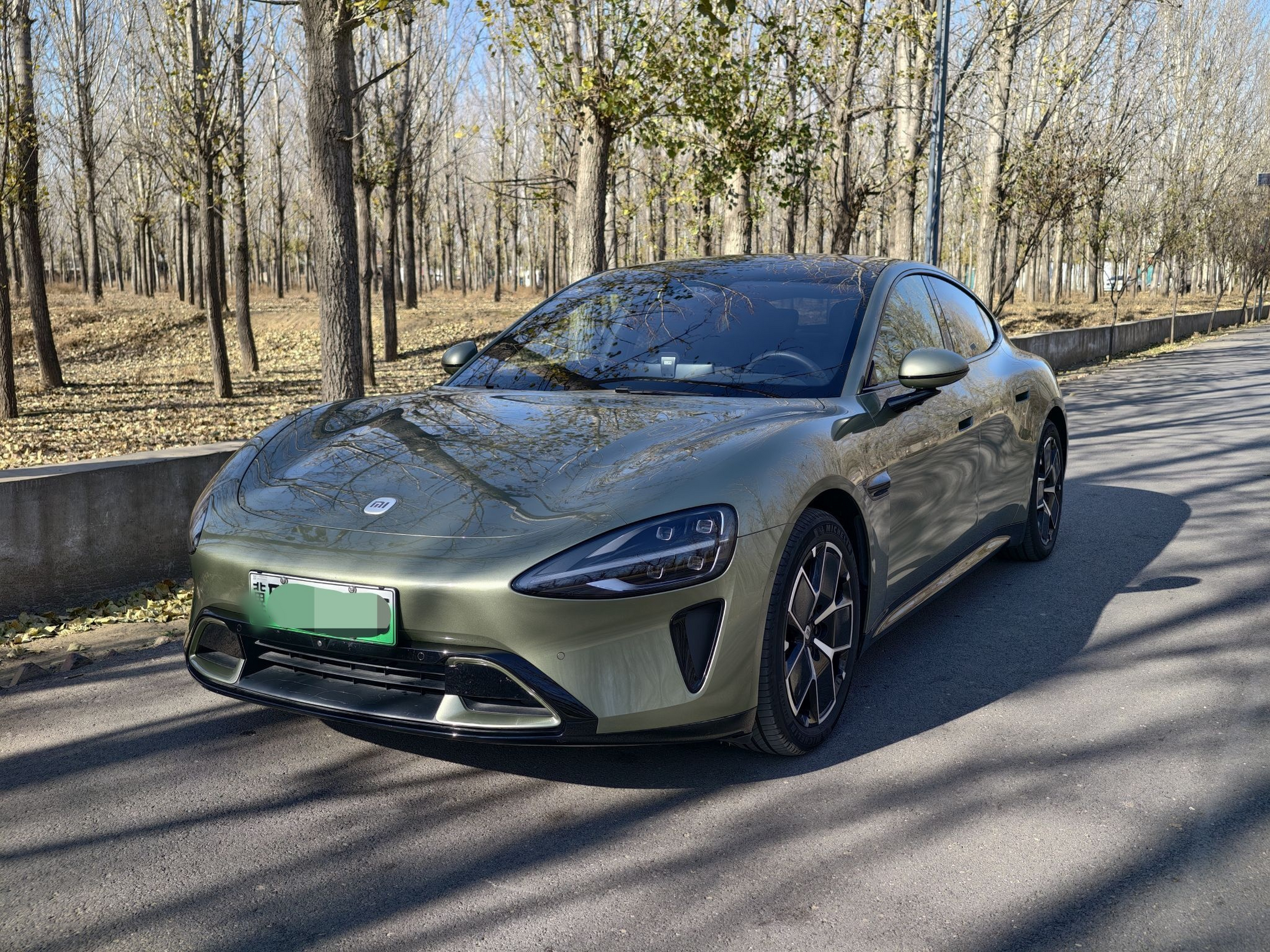 Под передней частью автомобиля